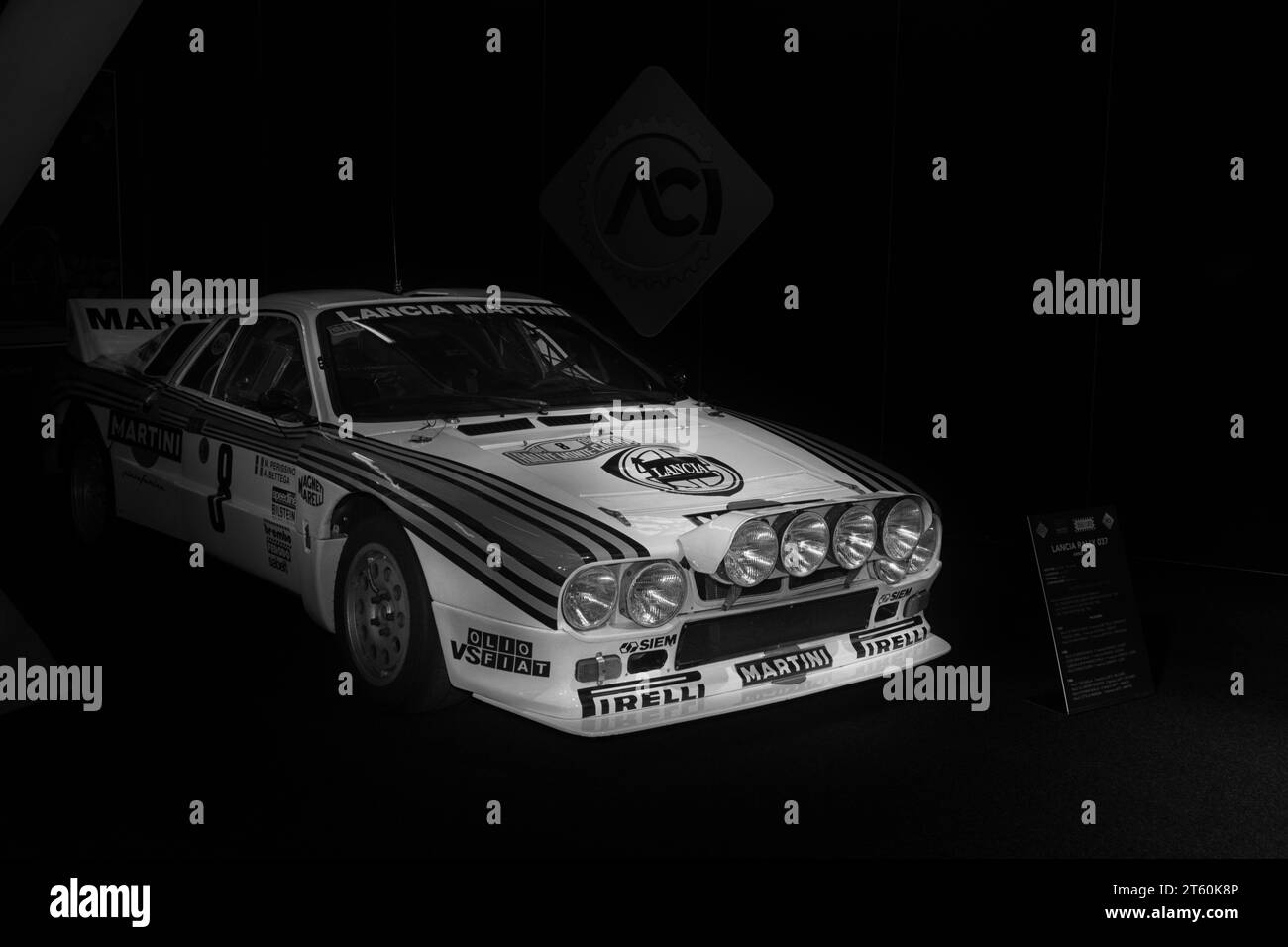 Bologne , Italie - 26 octobre 2023 : lancia 037 reine de luxe de rallye ET VOITURE DREEM EN EXPOSITION Banque D'Images