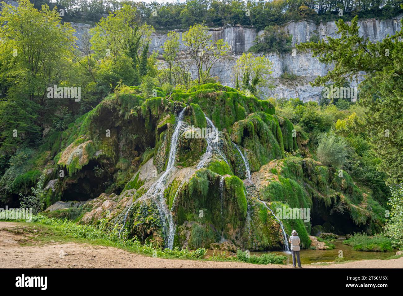 Vue sur la cascade de tufs avec faible débit d'eau Banque D'Images