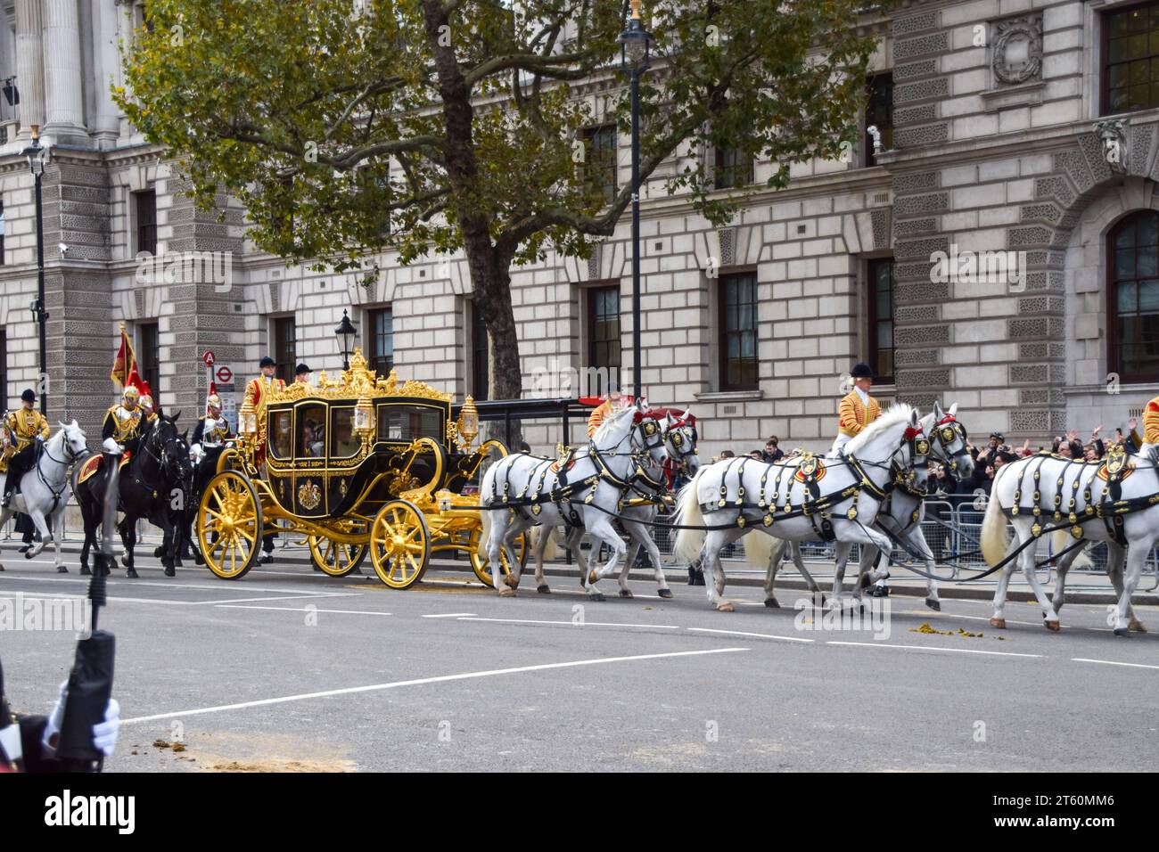 Londres, Royaume-Uni. 07 novembre 2023. Le chariot transportant le roi Charles III et la reine Camilla est vu partir après le discours du roi. Les manifestants anti-monarchie se rassemblèrent le long de Whitehall et de Parliament Street alors que le roi Charles III arrivait pour son premier discours au Parlement. Crédit : SOPA Images Limited/Alamy Live News Banque D'Images