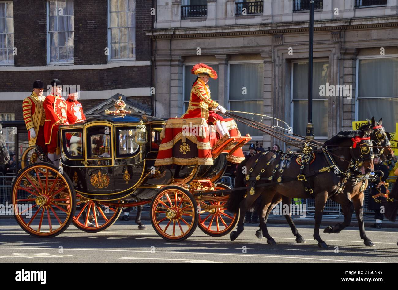 Une cortège traverse Westminster. Les manifestants anti-monarchie se rassemblèrent le long de Whitehall et de Parliament Street alors que le roi Charles III arrivait pour son premier discours au Parlement. (Photo de Vuk Valcic / SOPA Images/Sipa USA) Banque D'Images