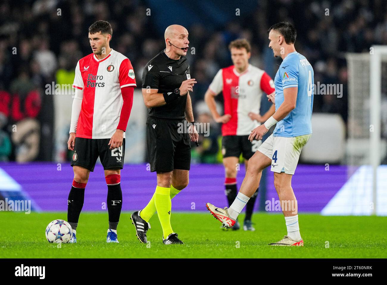 Rome, Italie. 07 novembre 2023. Rome - arbitre Szymon Marciniak, Patric du Latium lors de la 4e étape de la phase de groupes de l'UEFA Champions League entre S.S. Lazio et Feyenoord au Stadio Olympico le 7 novembre 2023 à Rome, Italie. Crédit : photos boîte à boîte/Alamy Live News Banque D'Images