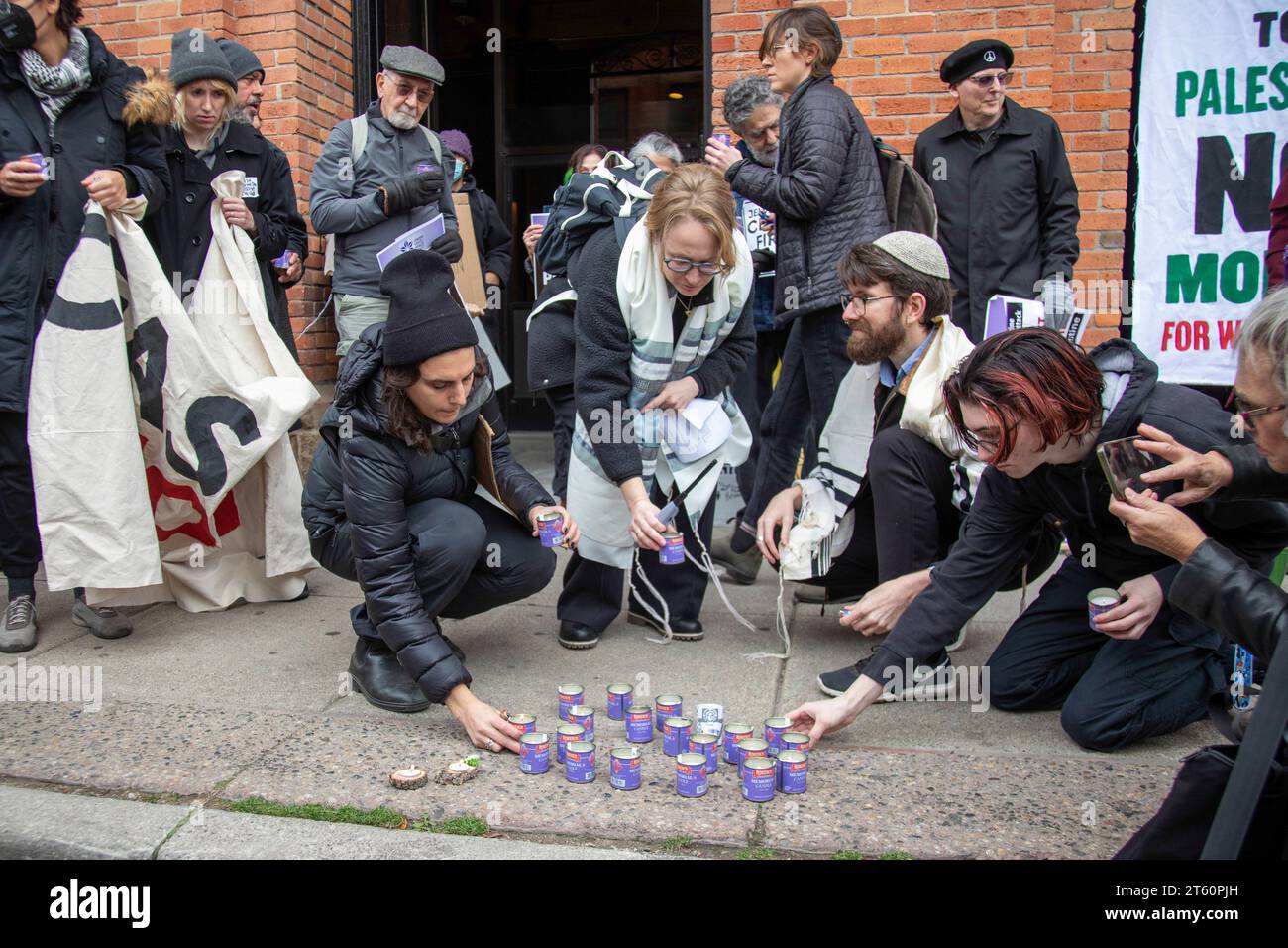 Detroit, Michigan, États-Unis. 7 novembre 2023. Les membres et les partisans de Jewish Voice for Peace ont tenu une veillée devant le bureau du député Shri Thanedar, l'appelant à soutenir un cessez-le-feu dans la guerre à Gaza. Ils allumèrent des bougies yahrzeit en mémoire des morts. Crédit : Jim West/Alamy Live News Banque D'Images
