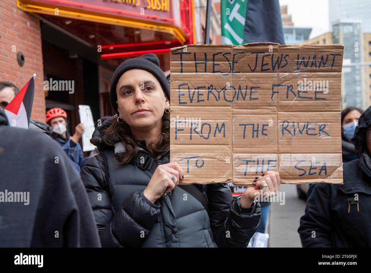 Detroit, Michigan, États-Unis. 7 novembre 2023. Les membres et les partisans de Jewish Voice for Peace ont tenu une veillée devant le bureau du député Shri Thanedar, l'appelant à soutenir un cessez-le-feu dans la guerre à Gaza. Le groupe a déclaré que Gaza est un « cimetière pour enfants ». Crédit : Jim West/Alamy Live News Banque D'Images