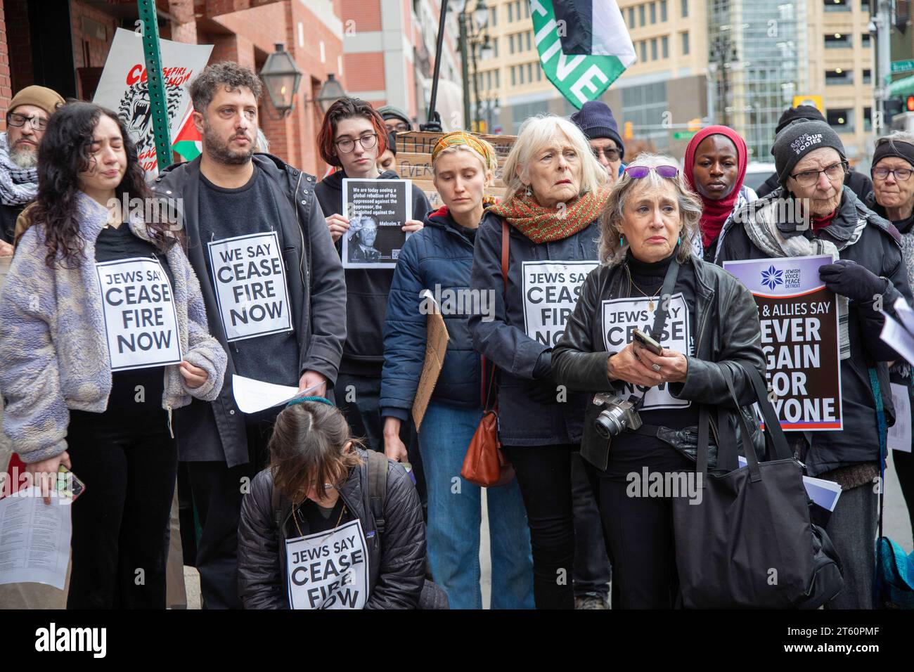 Detroit, Michigan, États-Unis. 7 novembre 2023. Les membres et les partisans de Jewish Voice for Peace ont tenu une veillée devant le bureau du député Shri Thanedar, l'appelant à soutenir un cessez-le-feu dans la guerre à Gaza. Le groupe a déclaré que Gaza est un « cimetière pour enfants ». Crédit : Jim West/Alamy Live News Banque D'Images