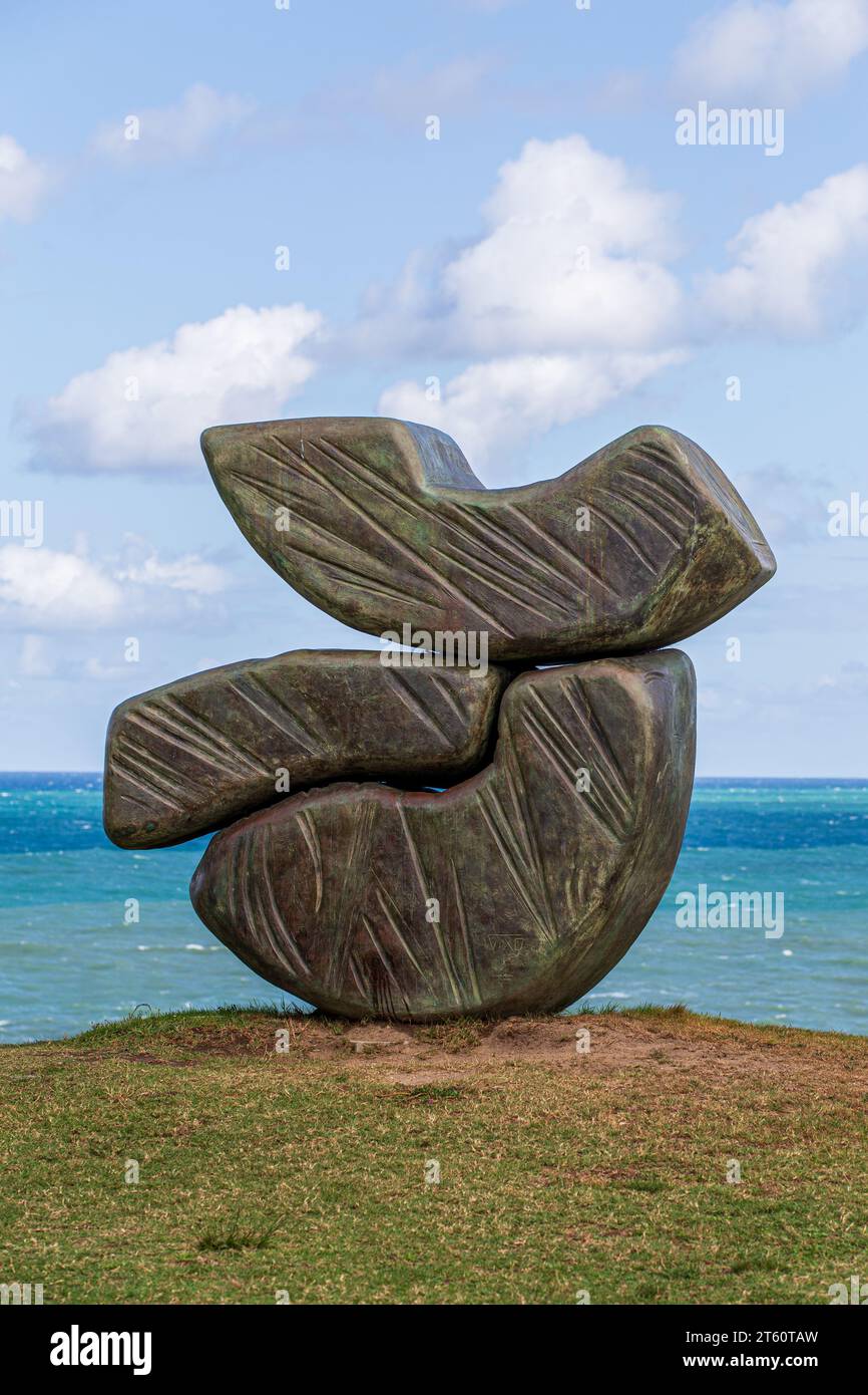 Olerki, sculpture de l'artiste basque Zigor, exposée face à la mer dans le jardin de l'aquarium de Biarritz, France Banque D'Images