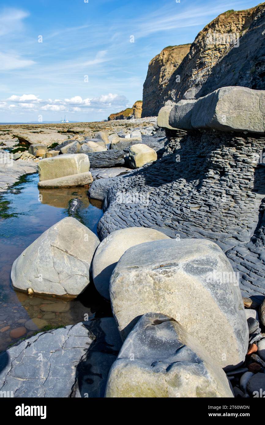 Kilve Beach et côte rocheuse, à Kilve, Quantocks, Somerset, Royaume-Uni par une journée ensoleillée. La plage est bien connue pour trouver des fossiles. Banque D'Images