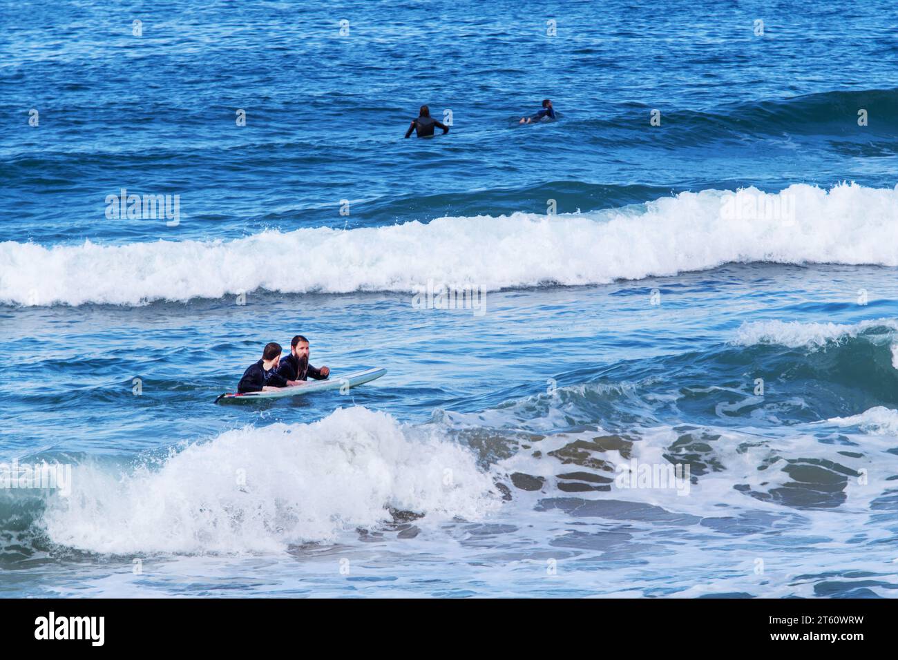 12-24-2014 tel Aviv, Israël. 2 hommes barbus accrochés à un seul tableau - peut-être un professeur? Au littoral ensoleillé de tel Aviv pendant la semaine de Noël Banque D'Images