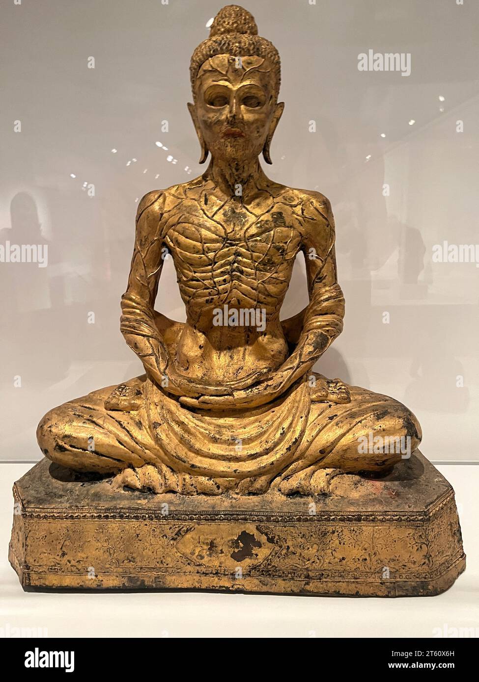 Siddhartha émacié, Thaïlande, fin 19e-début 20e siècle Bronze, laque, dorure. Le sujet de l'ascétique Siddhartha est devenu populaire en Thaïlande à la fin du XIXe siècle, probablement inspiré par des photographies d'anciennes sculptures du même sujet qui avaient été trouvées au Pakistan. Banque D'Images