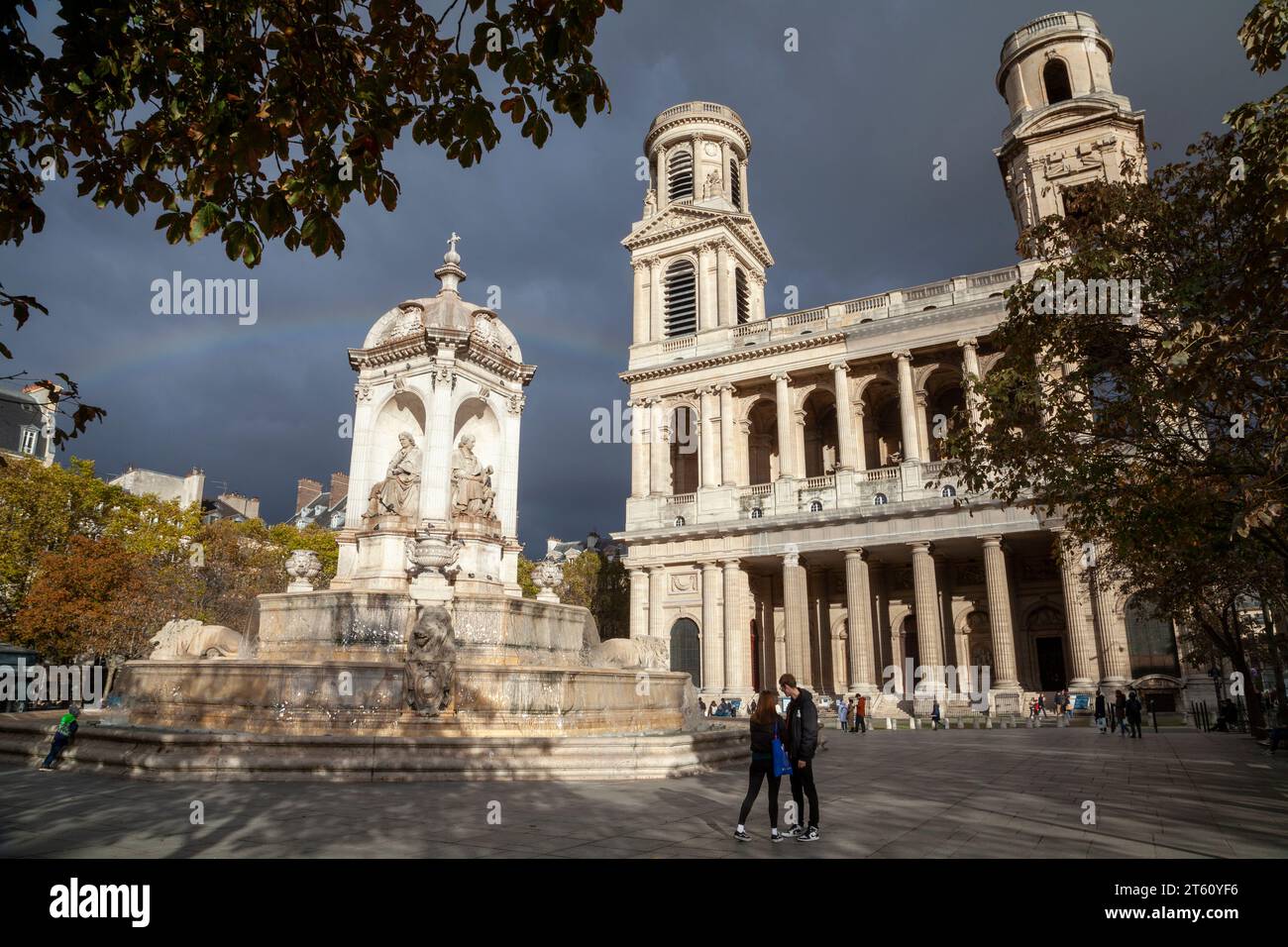 Église Saint-Sulpiceand et la fontaine des quatre évêques, Paris, France. Banque D'Images