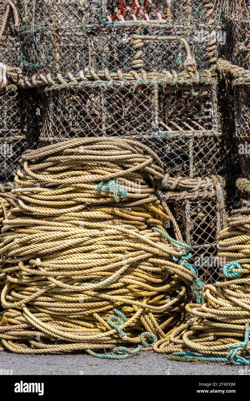 Gros plan d'une pile de pots de homard avec une corde enroulée Banque D'Images