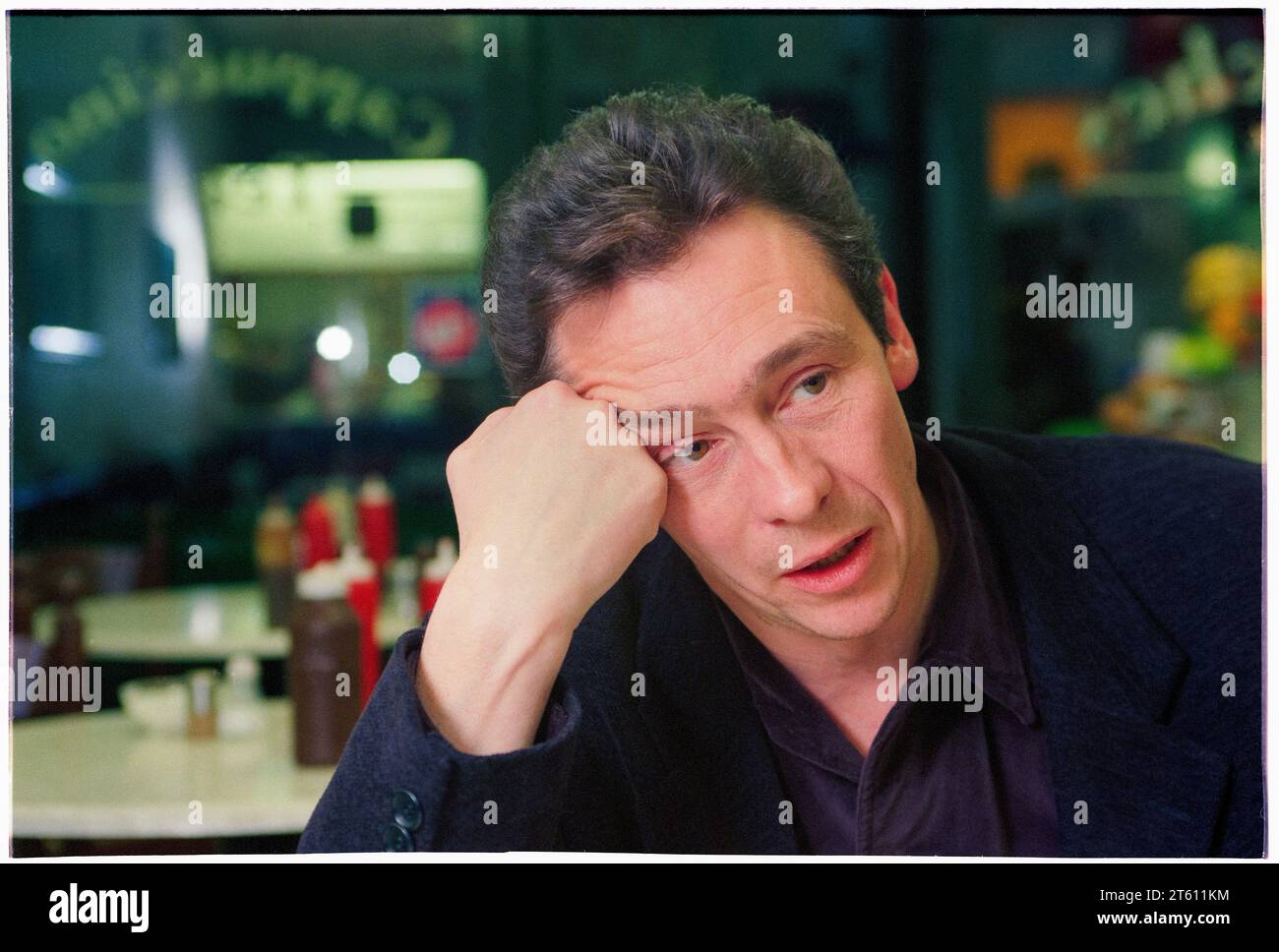 PAUL WHITEHOUSE, COMÉDIEN, JEUNE, LONDRES, 1996 : portrait d'interview du comédien et acteur Paul Whitehouse dans un petit café du nord de Londres, Angleterre, Royaume-Uni lors du tournage de Fast Show en novembre 1996. Ce fut une énorme année de percée pour cette légende de la comédie britannique moderne. Photo : Rob Watkins Banque D'Images