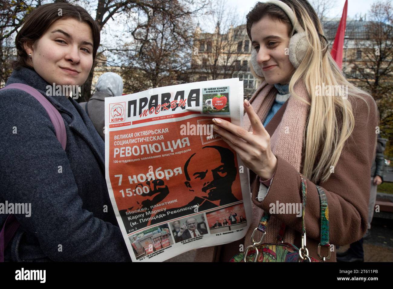 Moscou, Russie. 7 novembre 2023. Les partisans du parti communiste écoutent participer à un rassemblement du Parti communiste russe pour marquer les 106 ans de la Révolution d'octobre, dans le centre de Moscou, en Russie. Crédit : Nikolay Vinokurov/Alamy Live News Banque D'Images