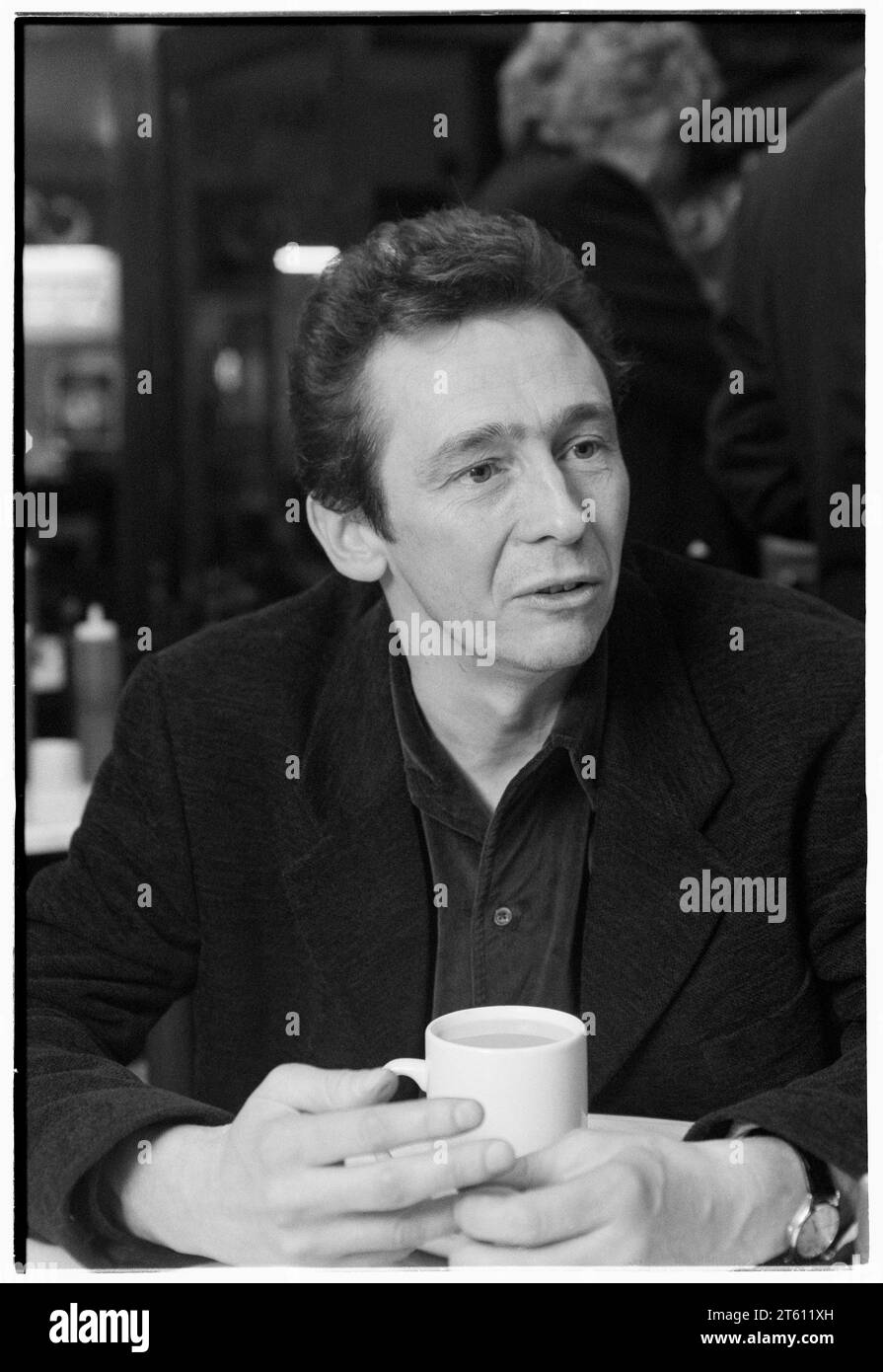 PAUL WHITEHOUSE, COMÉDIEN, JEUNE, LONDRES, 1996 : portrait d'interview du comédien et acteur Paul Whitehouse dans un petit café du nord de Londres, Angleterre, Royaume-Uni lors du tournage de Fast Show en novembre 1996. Ce fut une énorme année de percée pour cette légende de la comédie britannique moderne. Photo : Rob Watkins Banque D'Images