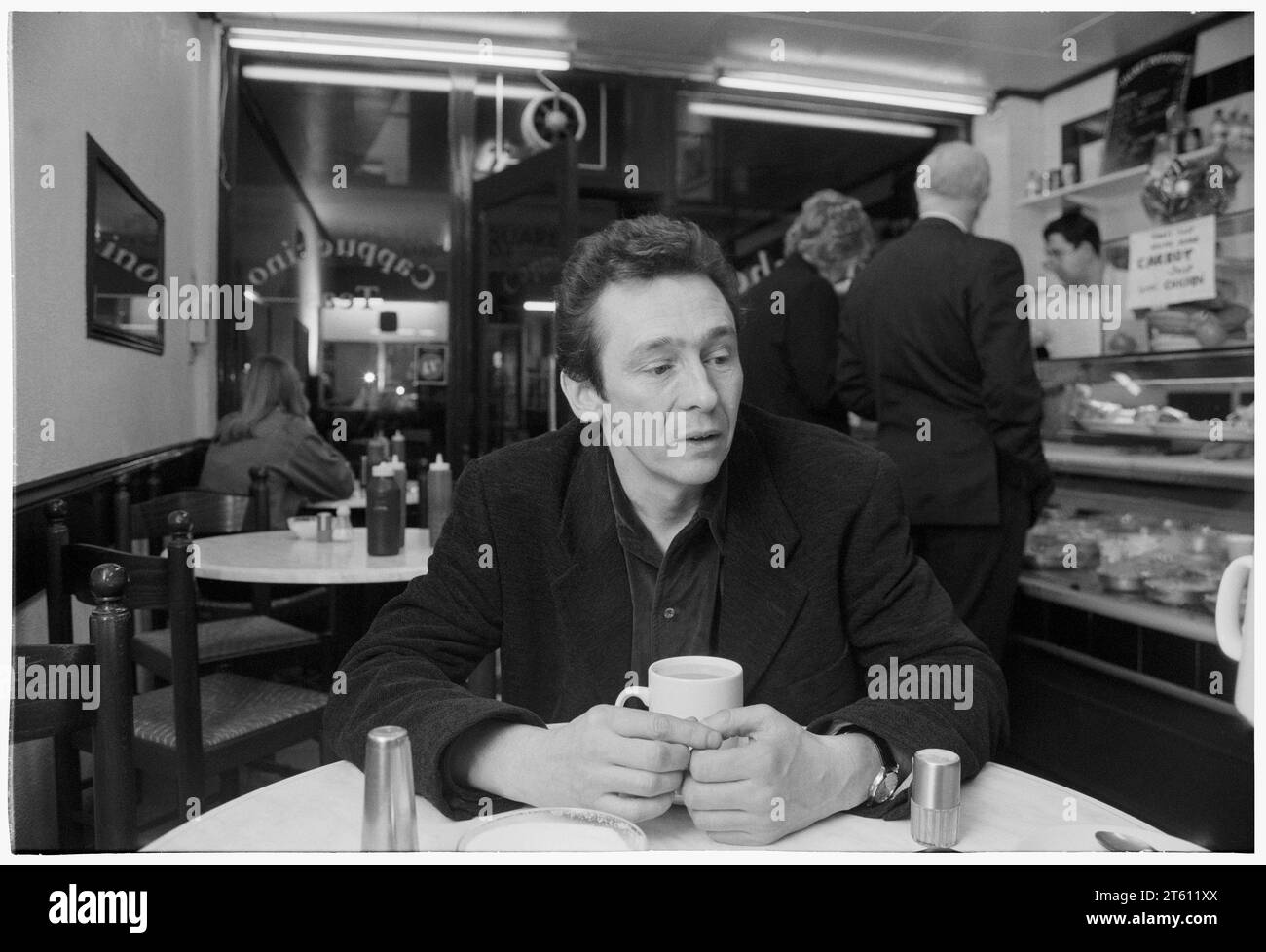 PAUL WHITEHOUSE, COMÉDIEN, JEUNE, LONDRES, 1996 : portrait d'interview du comédien et acteur Paul Whitehouse dans un petit café du nord de Londres, Angleterre, Royaume-Uni lors du tournage de Fast Show en novembre 1996. Ce fut une énorme année de percée pour cette légende de la comédie britannique moderne. Photo : Rob Watkins Banque D'Images