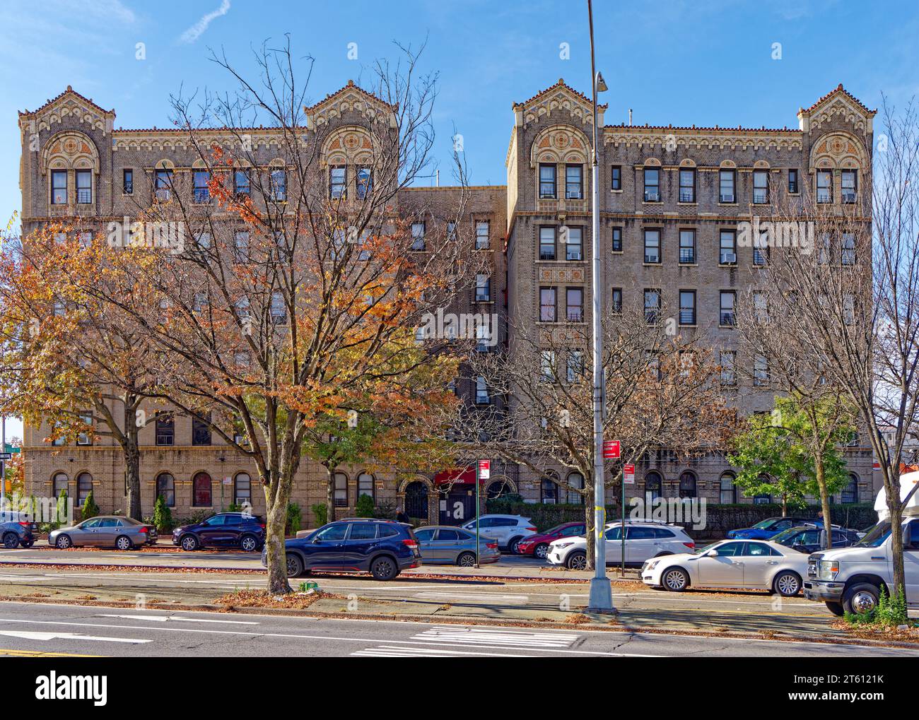 Le 3235 Grand Concourse est un immeuble résidentiel de faible hauteur situé dans le parc Jerome, dans le Bronx, remarquable pour ses détails polychromes en terre cuite. Banque D'Images