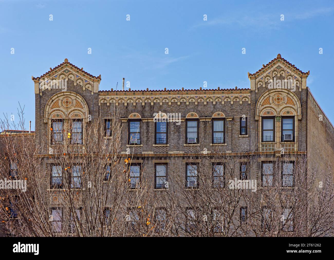 Le 3235 Grand Concourse est un immeuble résidentiel de faible hauteur situé dans le parc Jerome, dans le Bronx, remarquable pour ses détails polychromes en terre cuite. Banque D'Images