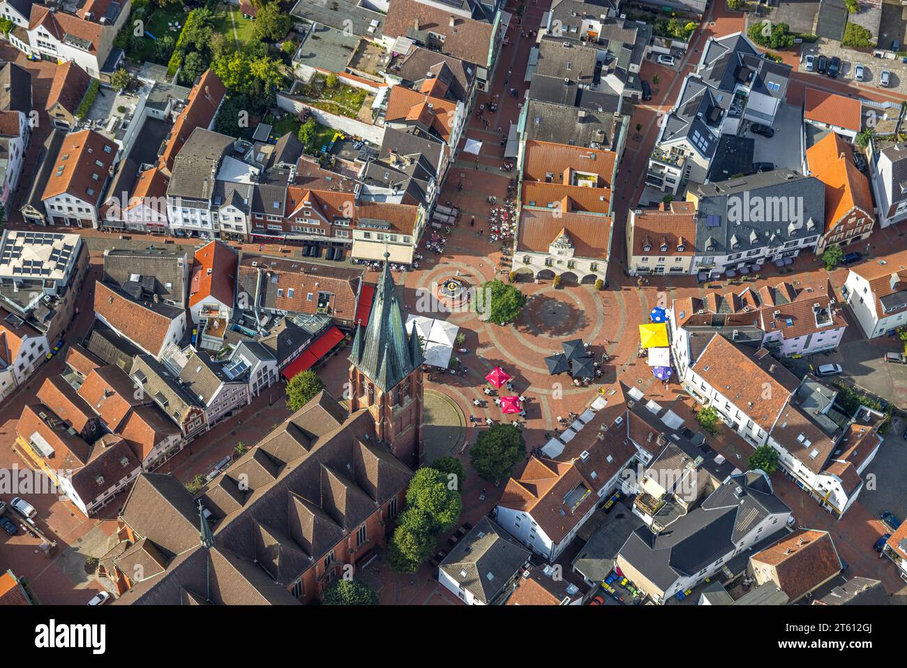 Vue aérienne, centre-ville avec St. Église Sixtus et place du marché avec fontaine du marché, gastronomie en plein air avec parasols, Haltern-Stadt, Haltern am se Banque D'Images