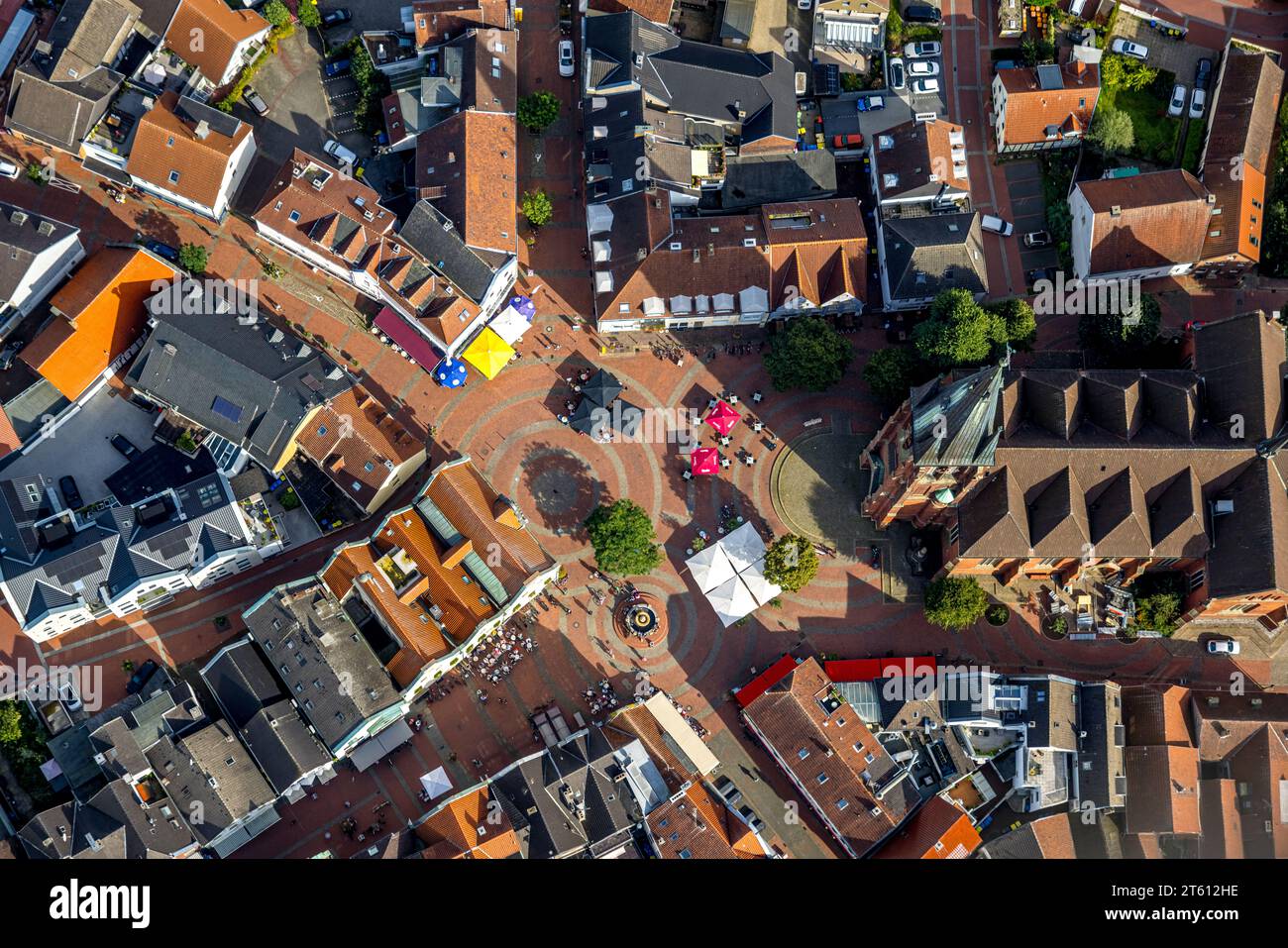Vue aérienne, centre-ville avec St. Église Sixtus et place du marché avec fontaine du marché, gastronomie en plein air avec parasols, Haltern-Stadt, Haltern am se Banque D'Images