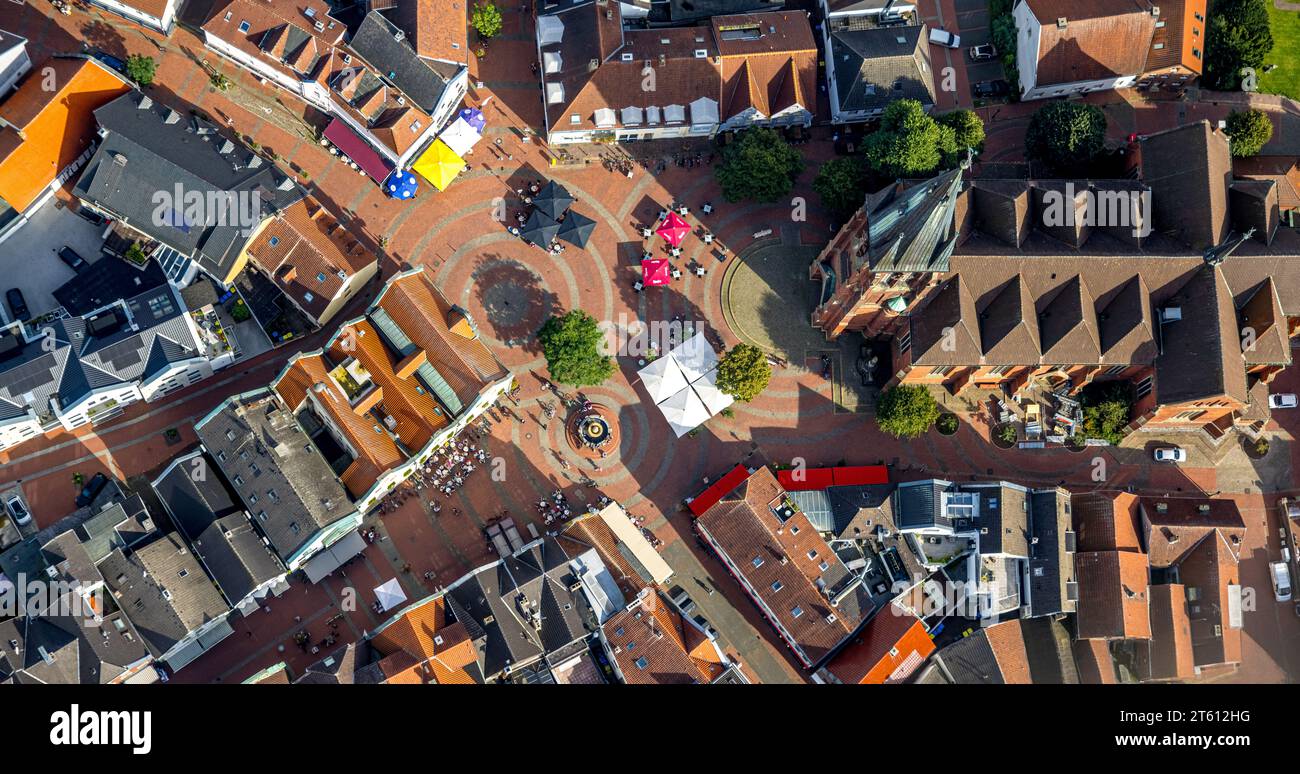 Vue aérienne, centre-ville avec St. Église Sixtus et place du marché avec fontaine du marché, gastronomie en plein air avec parasols, Haltern-Stadt, Haltern am se Banque D'Images