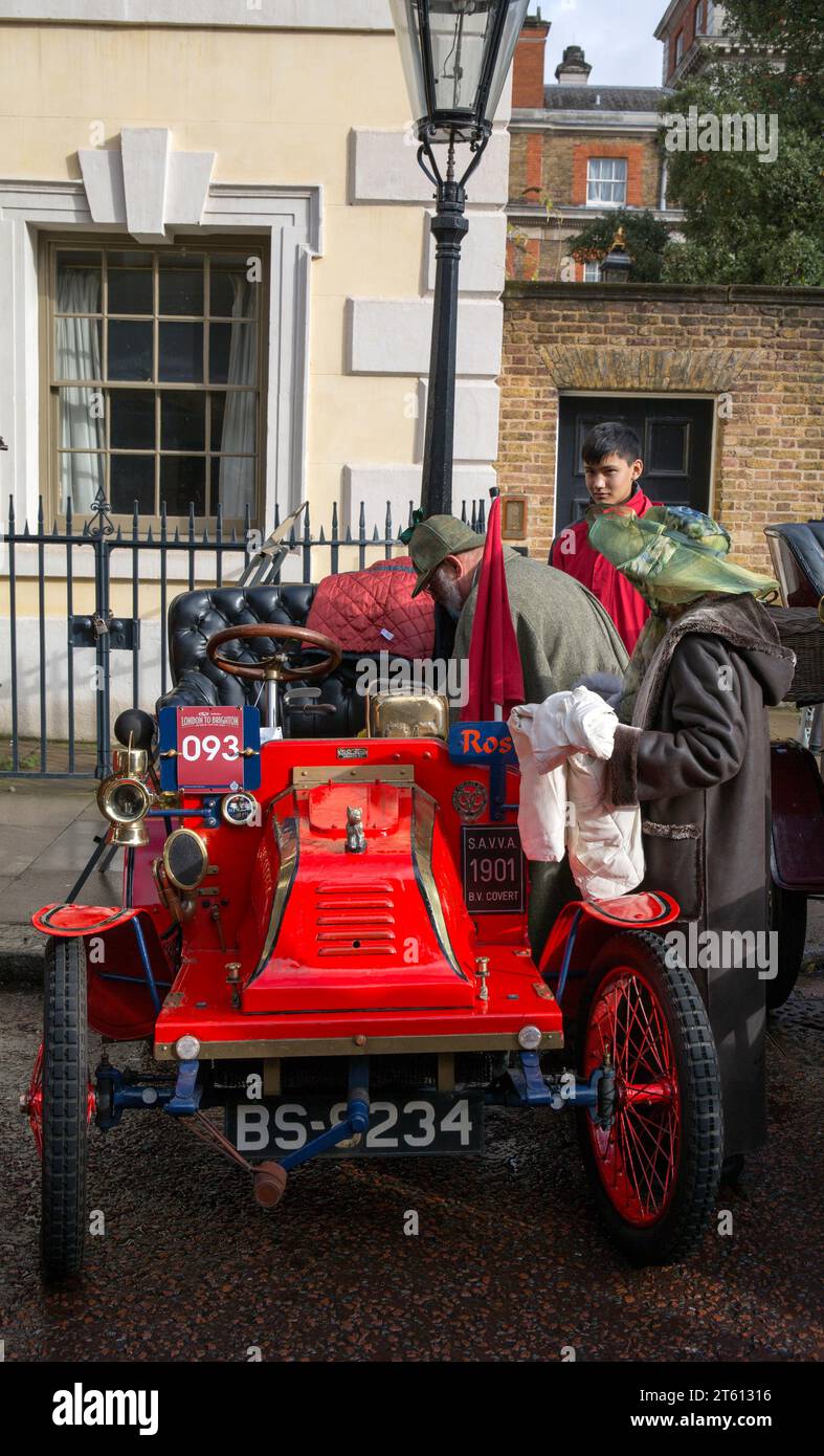 Participant 93 Red 1902 Covert London à Brighton Veteran car Run Concours Marlborough Road St James's London Banque D'Images