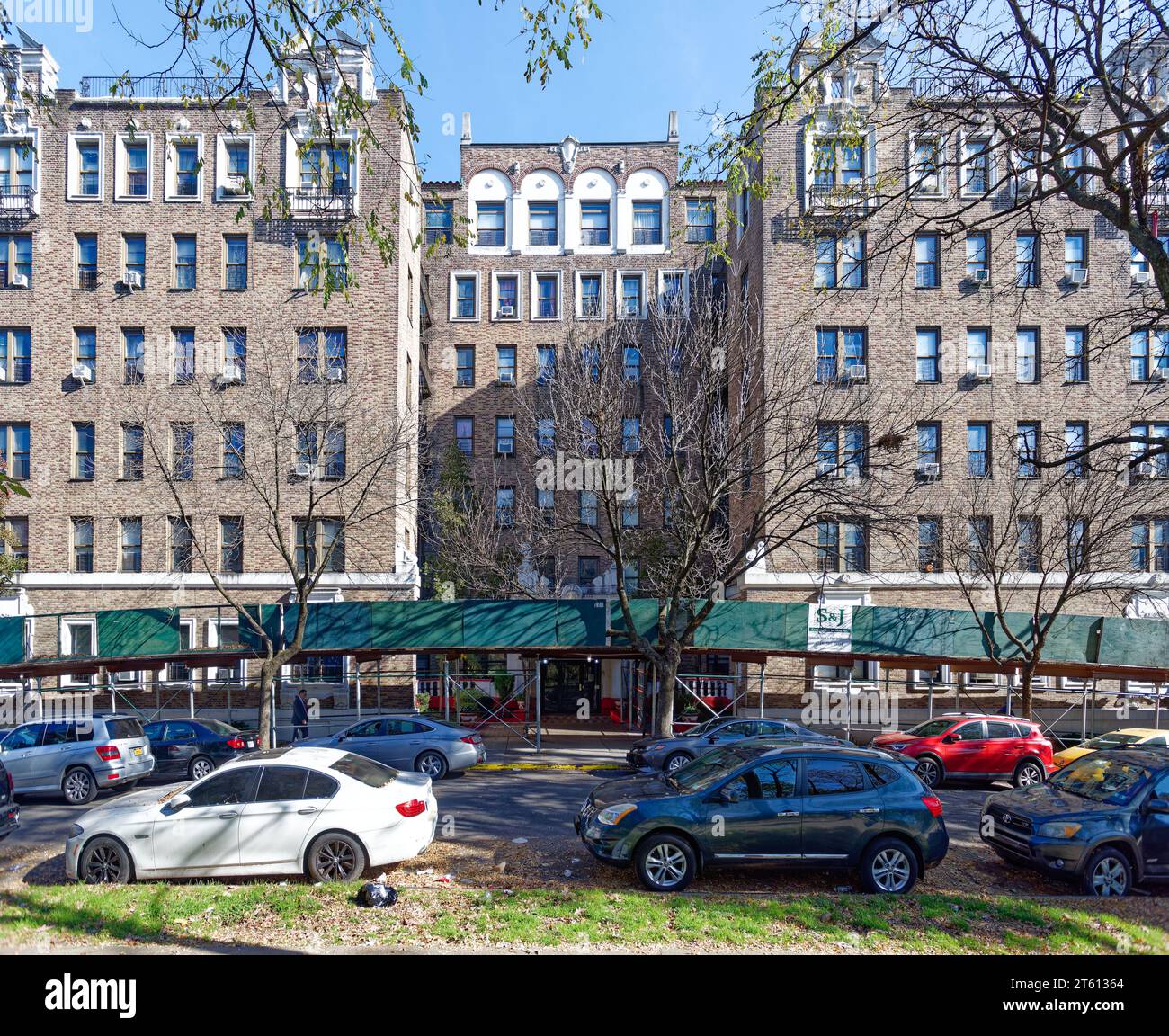 Park Lane court est un immeuble d'appartements conçu par Emery Roth dans le Bronx, avec des détails en terre cuite richement peints. Banque D'Images