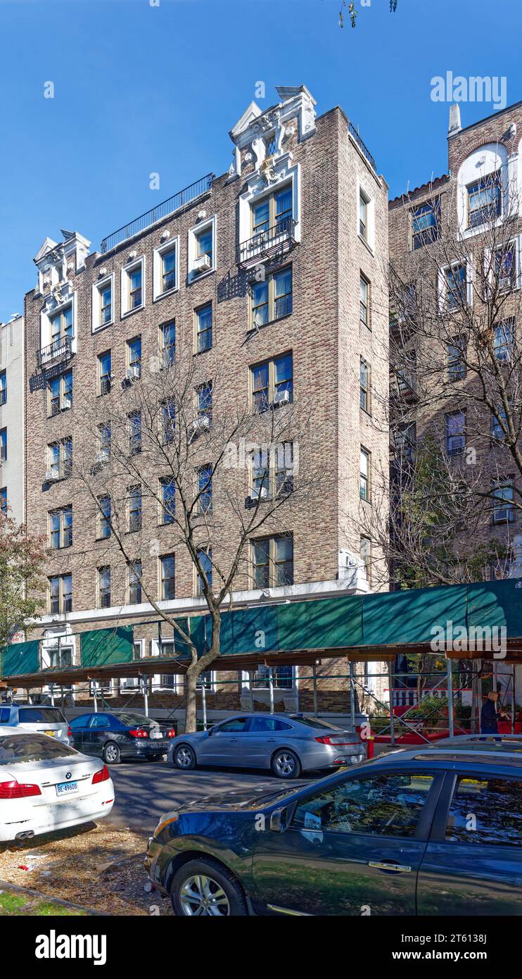 Park Lane court est un immeuble d'appartements conçu par Emery Roth dans le Bronx, avec des détails en terre cuite richement peints. Banque D'Images