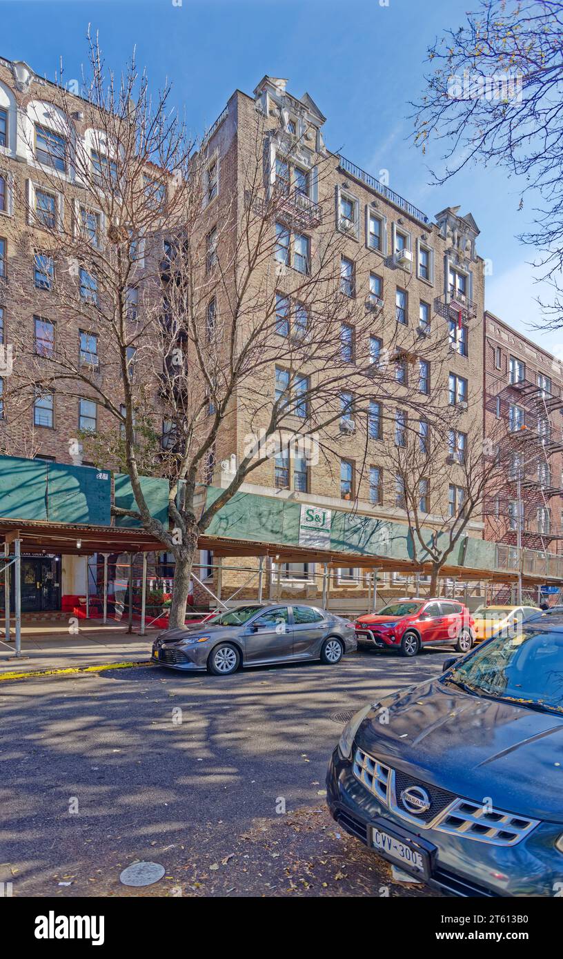 Park Lane court est un immeuble d'appartements conçu par Emery Roth dans le Bronx, avec des détails en terre cuite richement peints. Banque D'Images