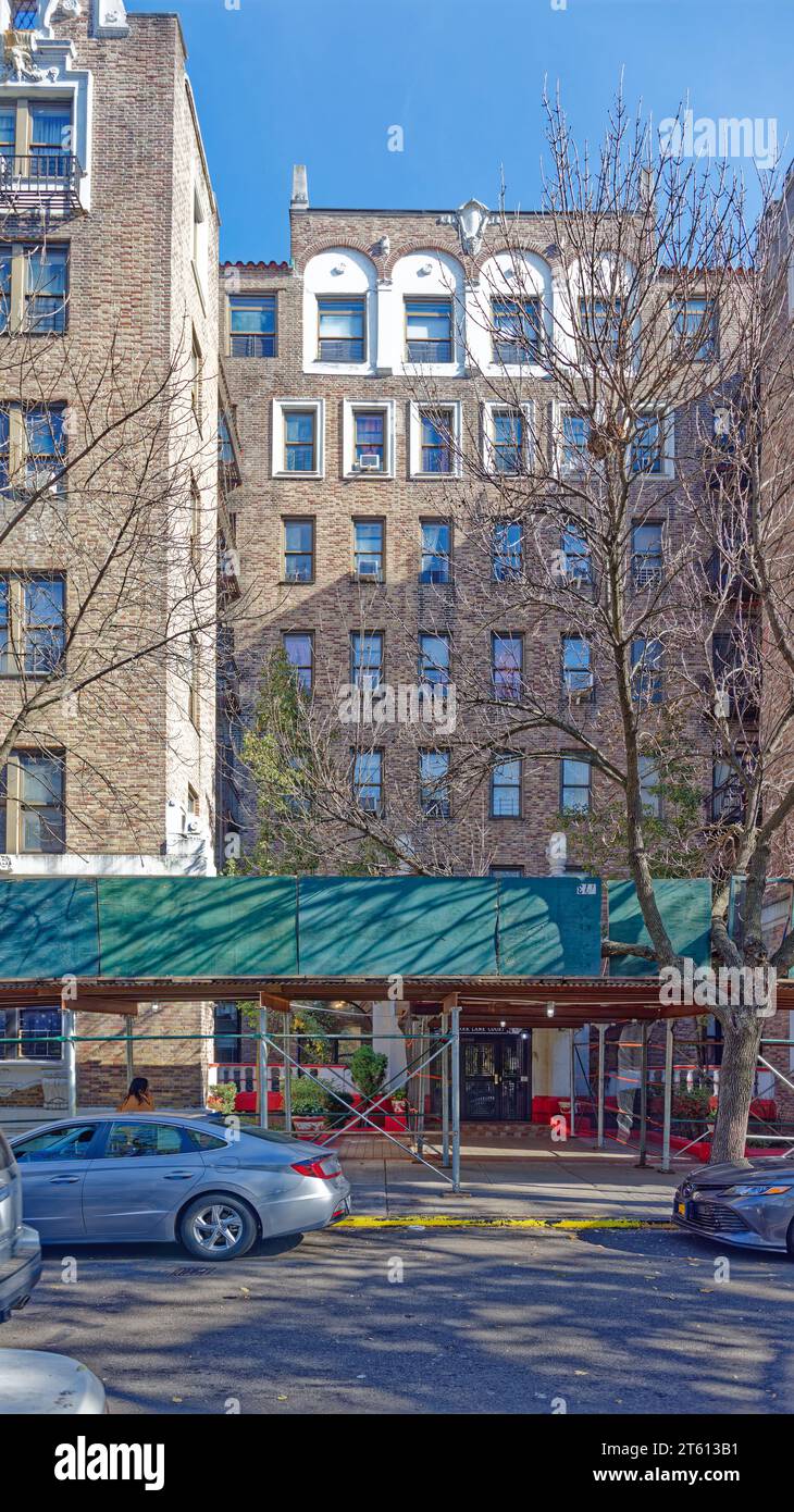 Park Lane court est un immeuble d'appartements conçu par Emery Roth dans le Bronx, avec des détails en terre cuite richement peints. Banque D'Images