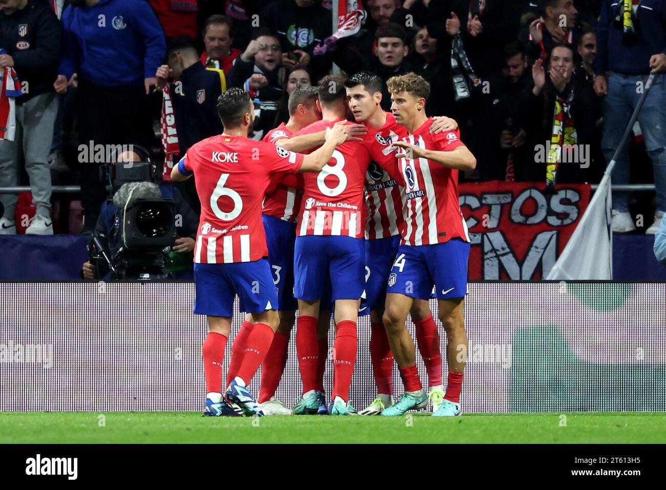 Saul Niguez de l'Atletico Madrid (au centre) célèbre avoir marqué le sixième but de son équipe avec ses coéquipiers lors du match du groupe E de l'UEFA Champions League à l'Estadio Metropolitano, Madrid. Date de la photo : mardi 7 novembre 2023. Banque D'Images