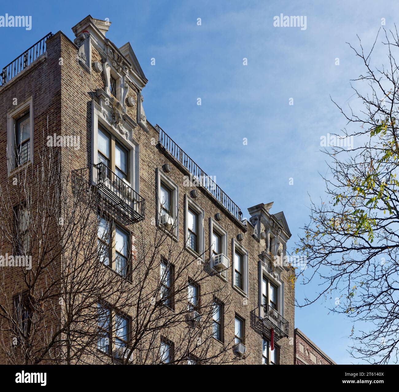 Park Lane court est un immeuble d'appartements conçu par Emery Roth dans le Bronx, avec des détails en terre cuite richement peints. Banque D'Images