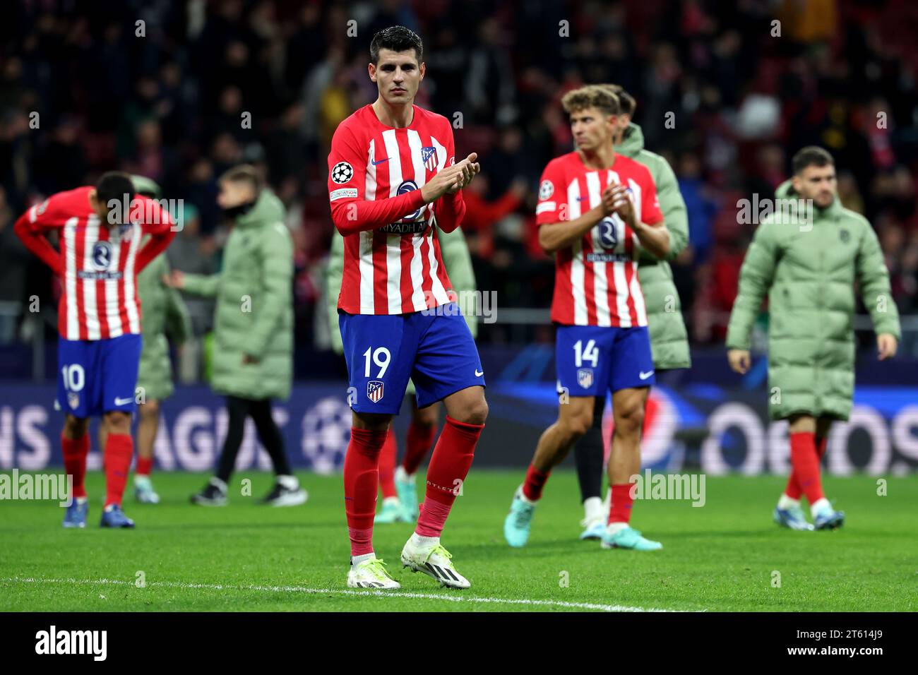 Alvaro Morata de l'Atletico Madrid applaudit les supporters après le coup de sifflet final du match du groupe E de l'UEFA Champions League à l'Estadio Metropolitano, Madrid. Date de la photo : mardi 7 novembre 2023. Banque D'Images