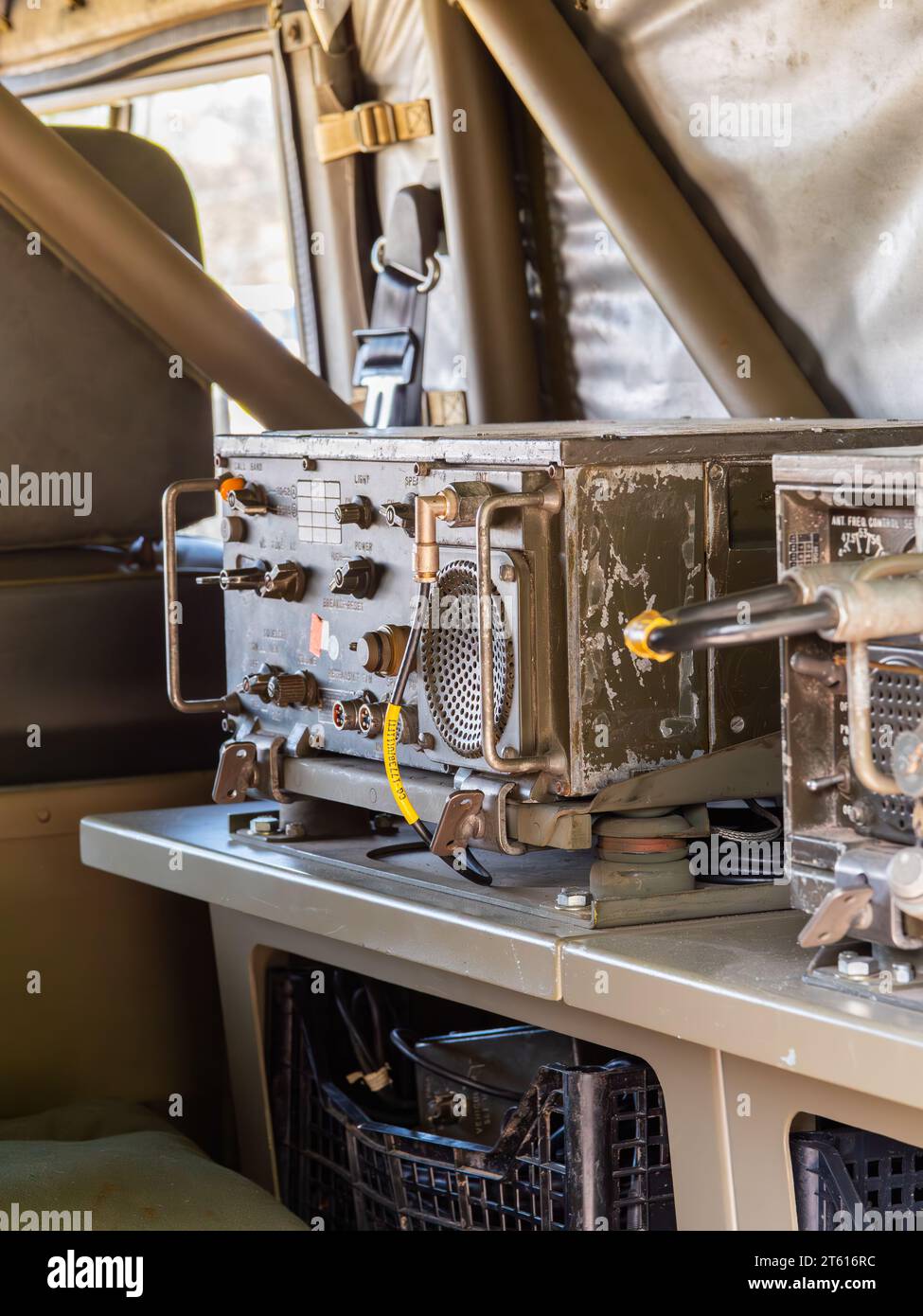 Équipement radio militaire à l'arrière d'un véhicule militaire australien - Land Rover Perentie Banque D'Images