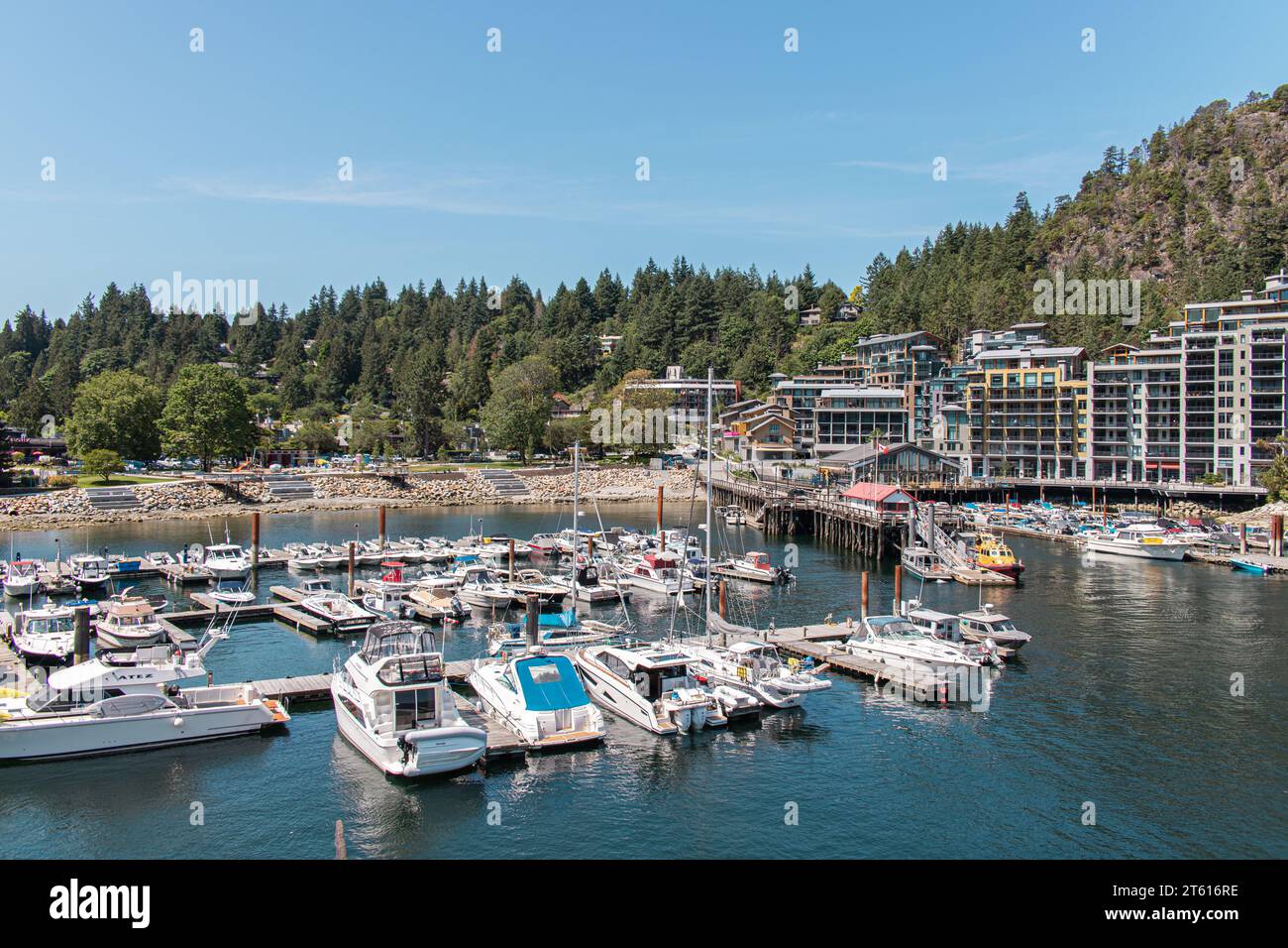 Vancouver, CANADA - 28 2023 juin : quai public de Horseshoe Bay en journée ensoleillée. Horseshoe Bay est un important terminal de traversier détenu et exploité par BC Ferries Banque D'Images