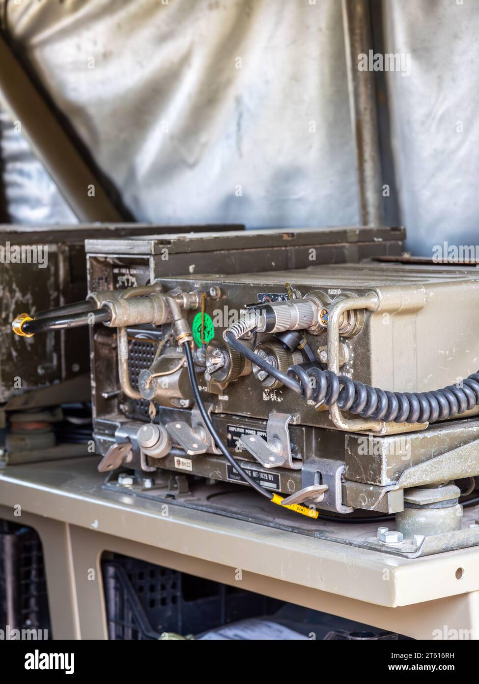 Équipement radio militaire à l'arrière d'un véhicule militaire australien - Land Rover Perentie Banque D'Images