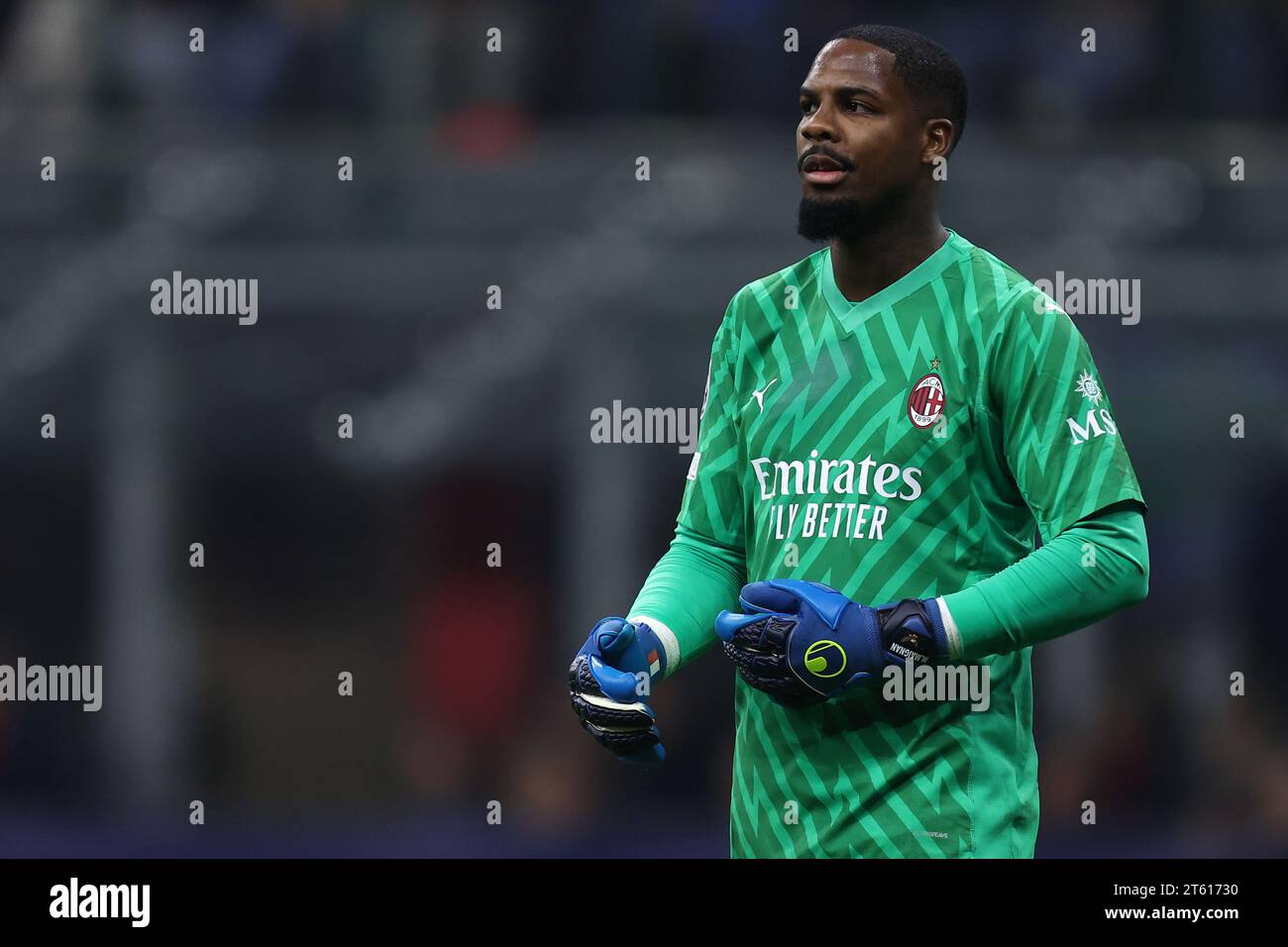 Milan, Italie. 07 novembre 2023. Mike Maignan de l'AC Milan regarde lors du match de l'UEFA Champions League Group F entre l'AC Milan et le Paris Saint-Germain FC au Stadio Giuseppe Meazza le 7 2023 novembre à Milan, Italie . Crédit : Marco Canoniero/Alamy Live News Banque D'Images