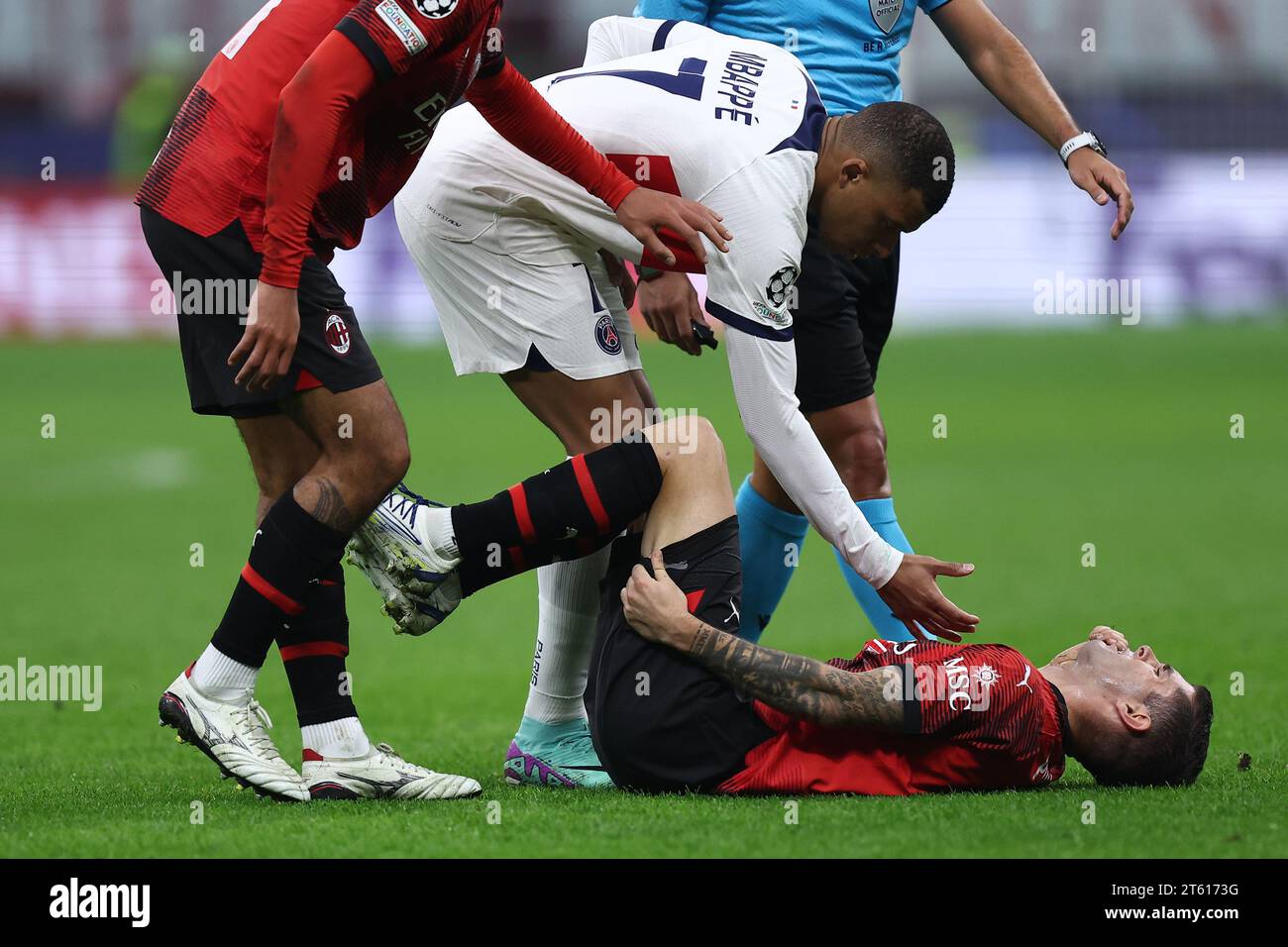 Milan, Italie. 07 novembre 2023. Christian Pulisic de l'AC Milan blessé lors du match de l'UEFA Champions League Group F entre l'AC Milan et le Paris Saint-Germain FC au Stadio Giuseppe Meazza le 7 2023 novembre à Milan, Italie . Crédit : Marco Canoniero/Alamy Live News Banque D'Images