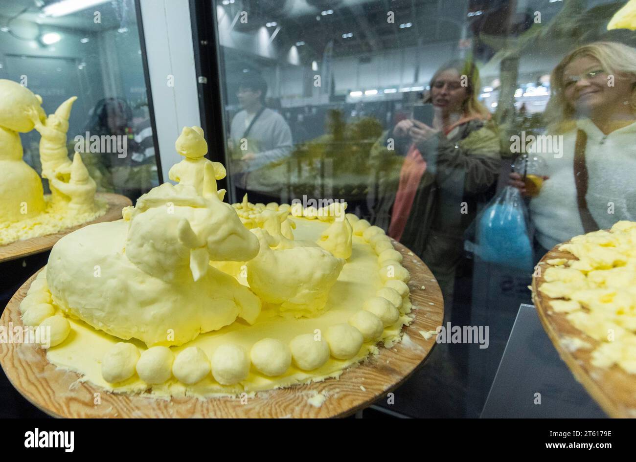 Toronto, Canada. 7 novembre 2023. Les gens visitent une exposition de sculptures de beurre à la Royal Agricultural Winter Fair 2023 à Toronto, Canada, le 7 novembre 2023. Crédit : Zou Zheng/Xinhua/Alamy Live News Banque D'Images