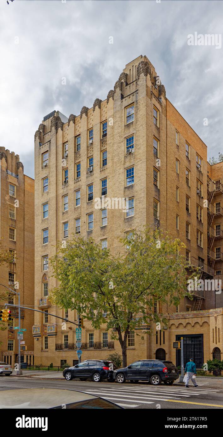 Horace Ginsberg et Marvin Fine ont conçu Park Plaza Apartments, un développement Art déco emblématique dans le Bronx, avec de somptueuses terres cuites polychromes. Banque D'Images