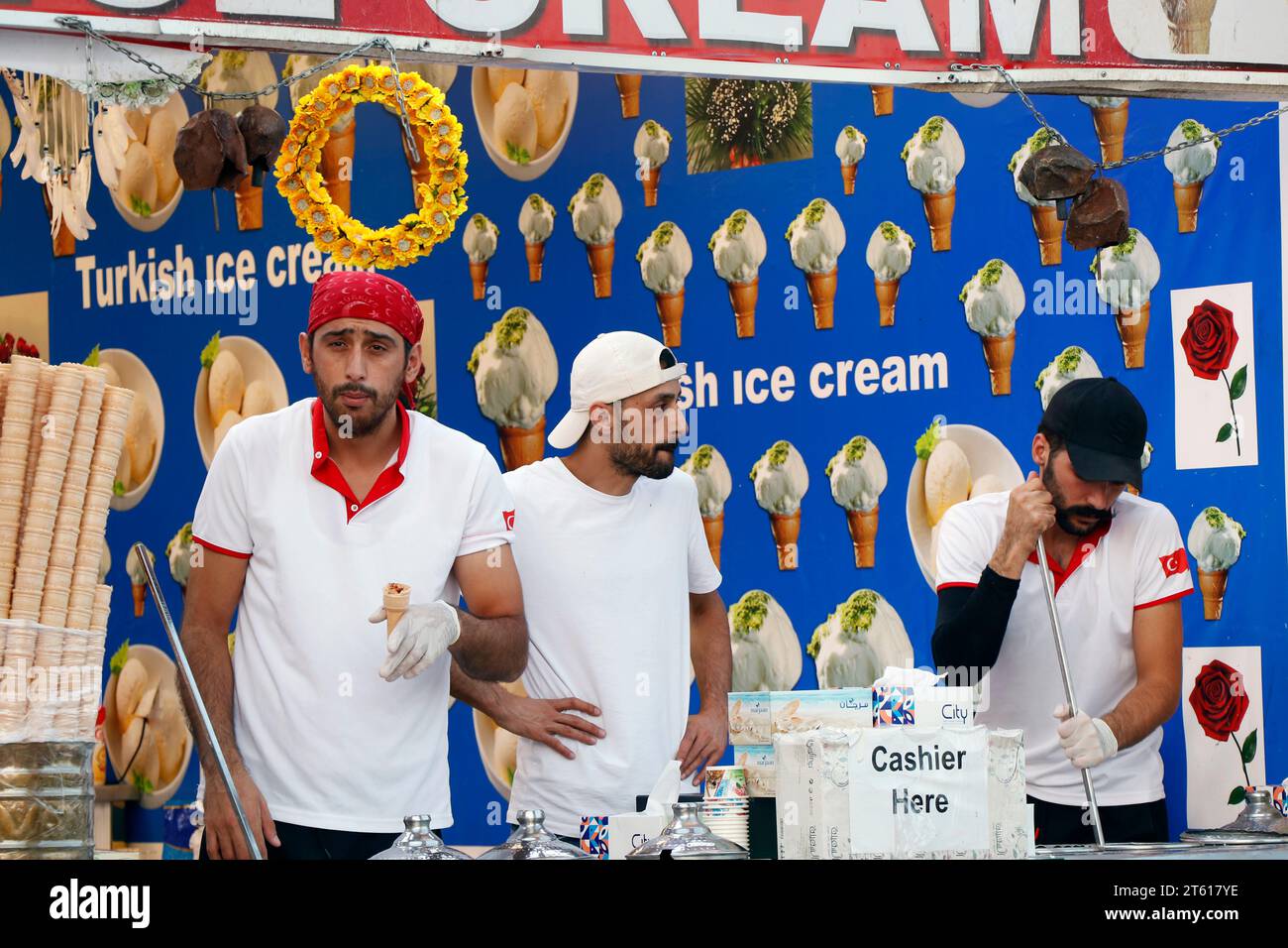 Dubaï, Émirats arabes Unis - 25 avril 2023 Vendeur turc de crème glacée Banque D'Images