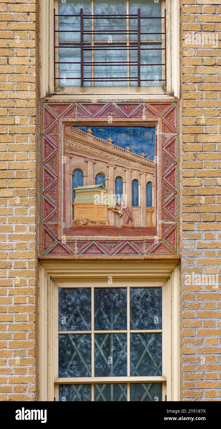 Horace Ginsberg et Marvin Fine ont conçu Park Plaza Apartments, un développement Art déco emblématique dans le Bronx, avec de somptueuses terres cuites polychromes. Banque D'Images