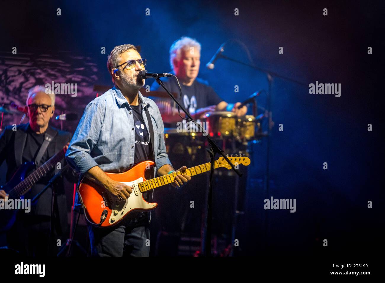 Die italienisch-britische Band dire Straits Legacy ist eine Tributband an die legendäre Britische Band um den Gigarresten Mark Knopfler. Hier BEI einem Auftritt im Haus Auensee à Leipzig. Die Band setzt sich aus den ehemaligen Bandmitgliedern : Phil Palmer Gitarre Danny Cummings percussion Mel Collins Saxophon Alan Clark Keyboard sowie der Produzentenlegende Trevor Horn Video Killed the Radiostar und den Italienern: MARCO CAVIGLIA, PRIMIANO DIBIASE und CRISTIANO MICALIZZI dire Straits Legacy Leipzig *** le groupe italo-britannique dire Straits Legacy est un groupe hommage au légendaire ban britannique Banque D'Images