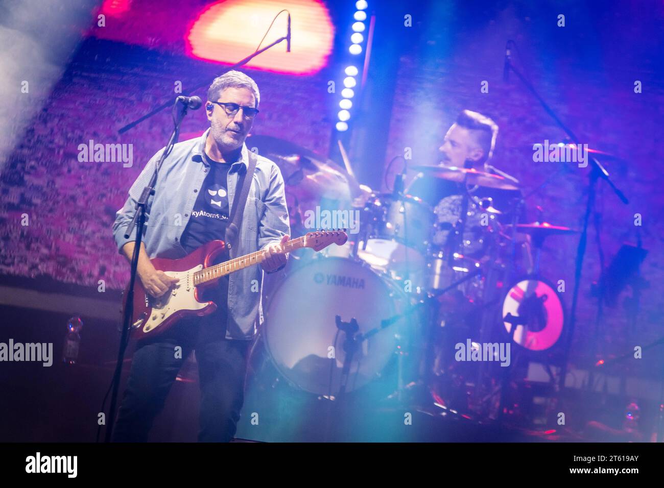 Die italienisch-britische Band dire Straits Legacy ist eine Tributband an die legendäre Britische Band um den Gigarresten Mark Knopfler. Hier BEI einem Auftritt im Haus Auensee à Leipzig. Die Band setzt sich aus den ehemaligen Bandmitgliedern : Phil Palmer Gitarre Danny Cummings percussion Mel Collins Saxophon Alan Clark Keyboard sowie der Produzentenlegende Trevor Horn Video Killed the Radiostar und den Italienern: MARCO CAVIGLIA, PRIMIANO DIBIASE und CRISTIANO MICALIZZI dire Straits Legacy Leipzig *** le groupe italo-britannique dire Straits Legacy est un groupe hommage au légendaire ban britannique Banque D'Images