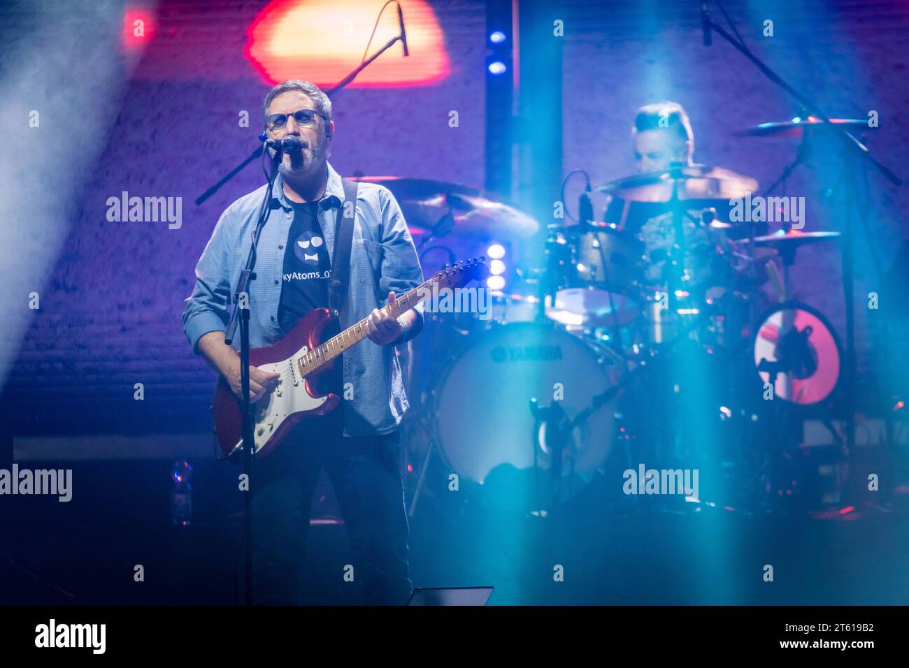 Die italienisch-britische Band dire Straits Legacy ist eine Tributband an die legendäre Britische Band um den Gigarresten Mark Knopfler. Hier BEI einem Auftritt im Haus Auensee à Leipzig. Die Band setzt sich aus den ehemaligen Bandmitgliedern : Phil Palmer Gitarre Danny Cummings percussion Mel Collins Saxophon Alan Clark Keyboard sowie der Produzentenlegende Trevor Horn Video Killed the Radiostar und den Italienern: MARCO CAVIGLIA, PRIMIANO DIBIASE und CRISTIANO MICALIZZI dire Straits Legacy Leipzig *** le groupe italo-britannique dire Straits Legacy est un groupe hommage au légendaire ban britannique Banque D'Images