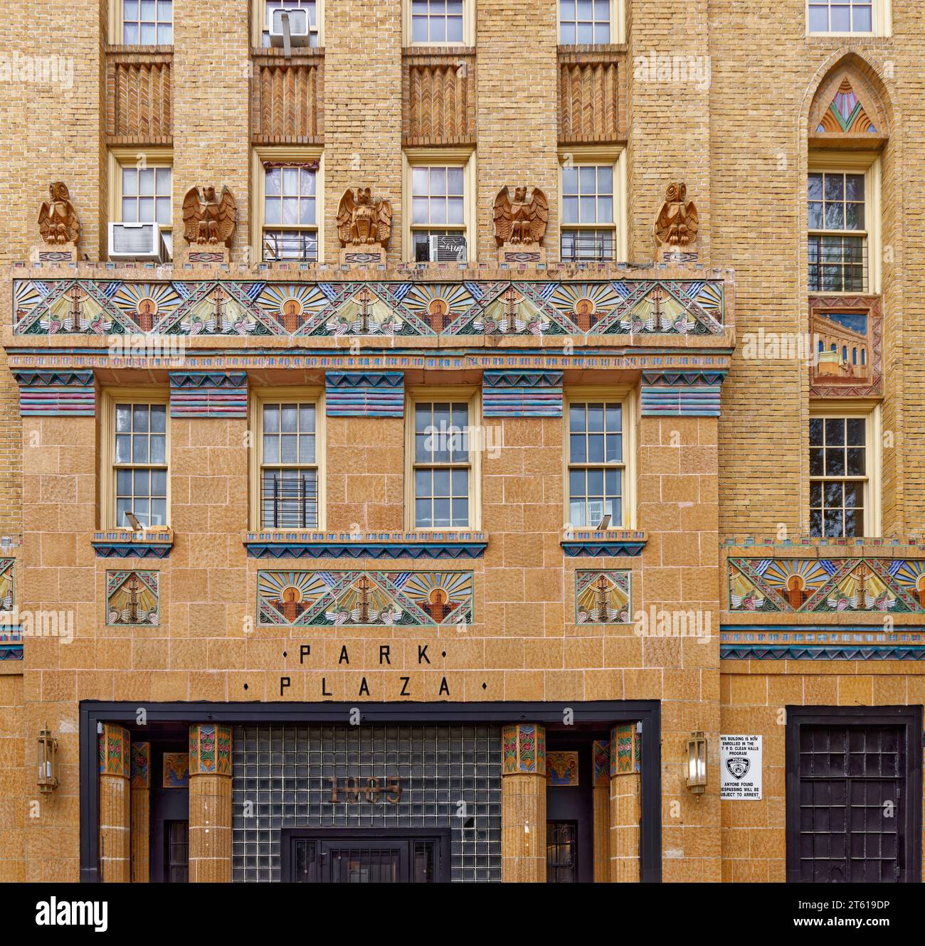 Horace Ginsberg et Marvin Fine ont conçu Park Plaza Apartments, un développement Art déco emblématique dans le Bronx, avec de somptueuses terres cuites polychromes. Banque D'Images