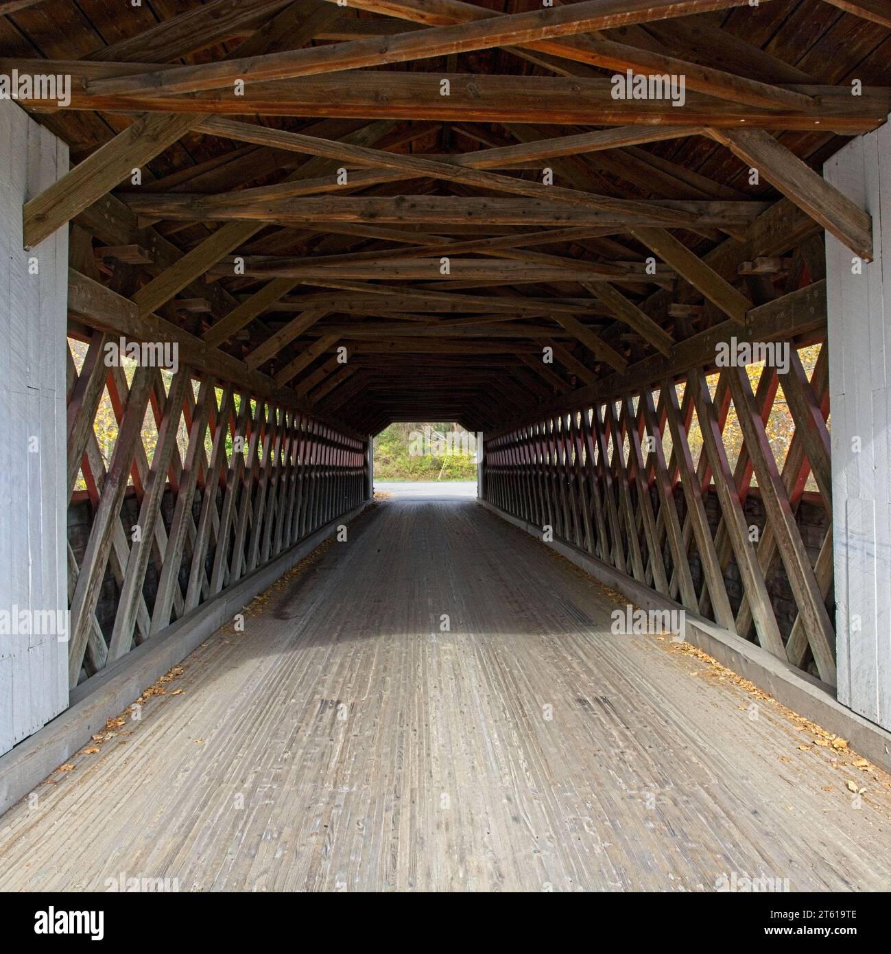 Structure en treillis de la ville de 1840 pont couvert Henry en bois au-dessus de la rivière Walloomsac Banque D'Images