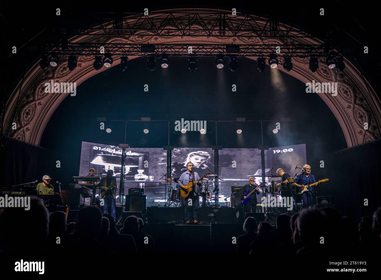 Die italienisch-britische Band dire Straits Legacy ist eine Tributband an die legendäre Britische Band um den Gigarresten Mark Knopfler. Hier BEI einem Auftritt im Haus Auensee à Leipzig. Die Band setzt sich aus den ehemaligen Bandmitgliedern : Phil Palmer Gitarre Danny Cummings percussion Mel Collins Saxophon Alan Clark Keyboard sowie der Produzentenlegende Trevor Horn Video Killed the Radiostar und den Italienern: MARCO CAVIGLIA, PRIMIANO DIBIASE und CRISTIANO MICALIZZI dire Straits Legacy Leipzig *** le groupe italo-britannique dire Straits Legacy est un groupe hommage au légendaire ban britannique Banque D'Images