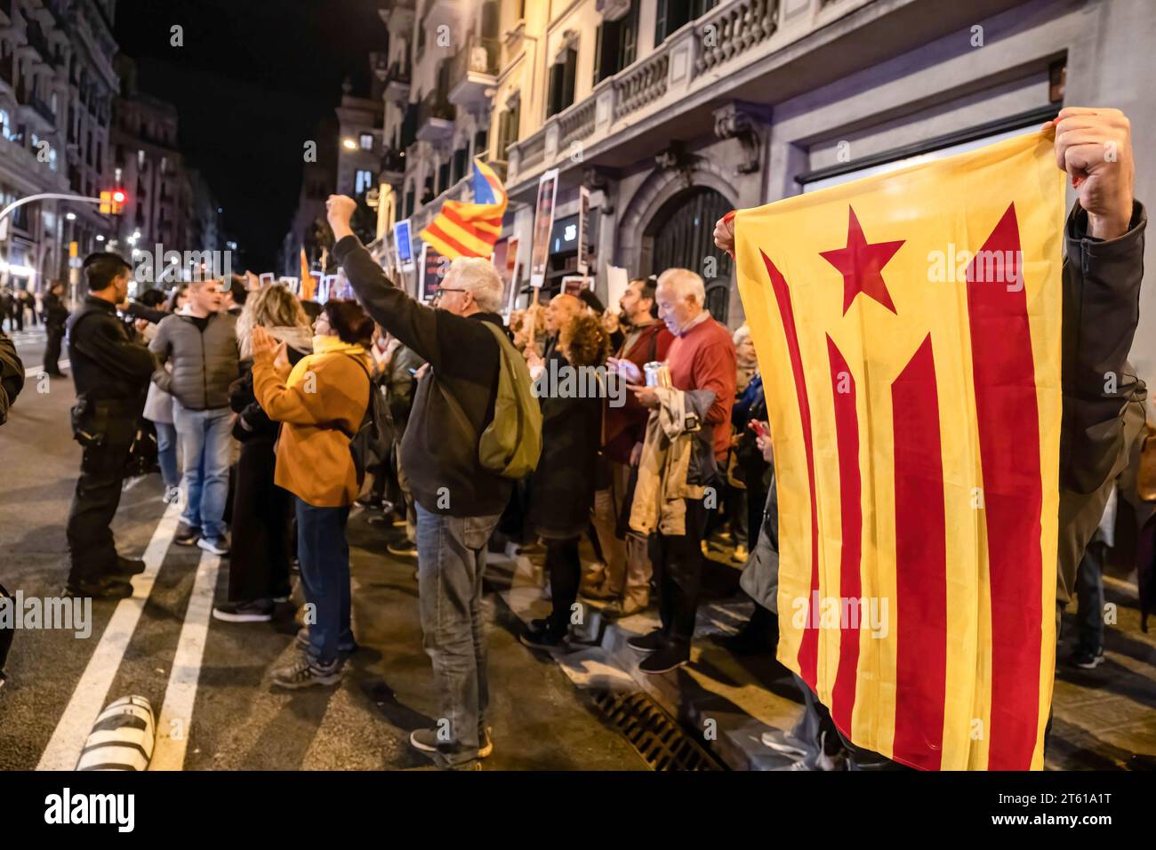 Barcelone, Espagne. 07 novembre 2023. Un manifestant tient le drapeau de l'indépendance de la Catalogne pendant la manifestation. Une cinquantaine de nationalistes espagnols munis de drapeaux ont tenté de briser un événement appelé par la Commission dignité devant le commissariat de Vía Laietana pour exiger que le commissariat, ancien quartier général de la police franquiste, soit converti en un centre d’interprétation et de mémoire de la répression. (Photo de Paco Freire/SOPA Images/Sipa USA) crédit : SIPA USA/Alamy Live News Banque D'Images