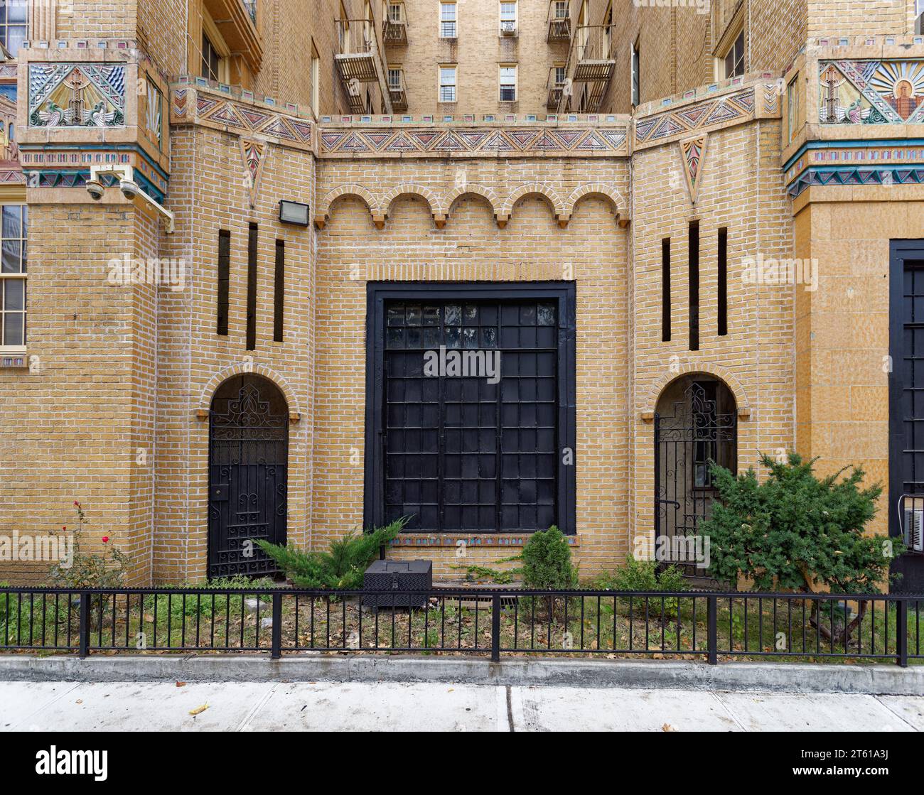 Horace Ginsberg et Marvin Fine ont conçu Park Plaza Apartments, un développement Art déco emblématique dans le Bronx, avec de somptueuses terres cuites polychromes. Banque D'Images