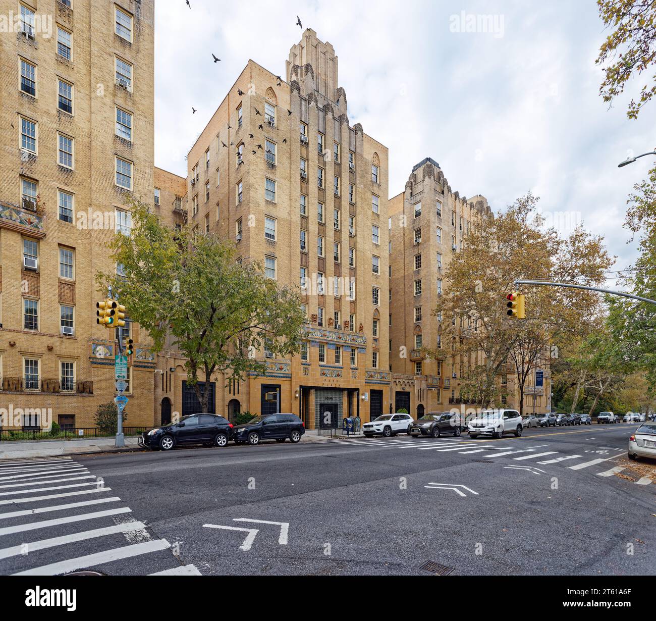 Horace Ginsberg et Marvin Fine ont conçu Park Plaza Apartments, un développement Art déco emblématique dans le Bronx, avec de somptueuses terres cuites polychromes. Banque D'Images