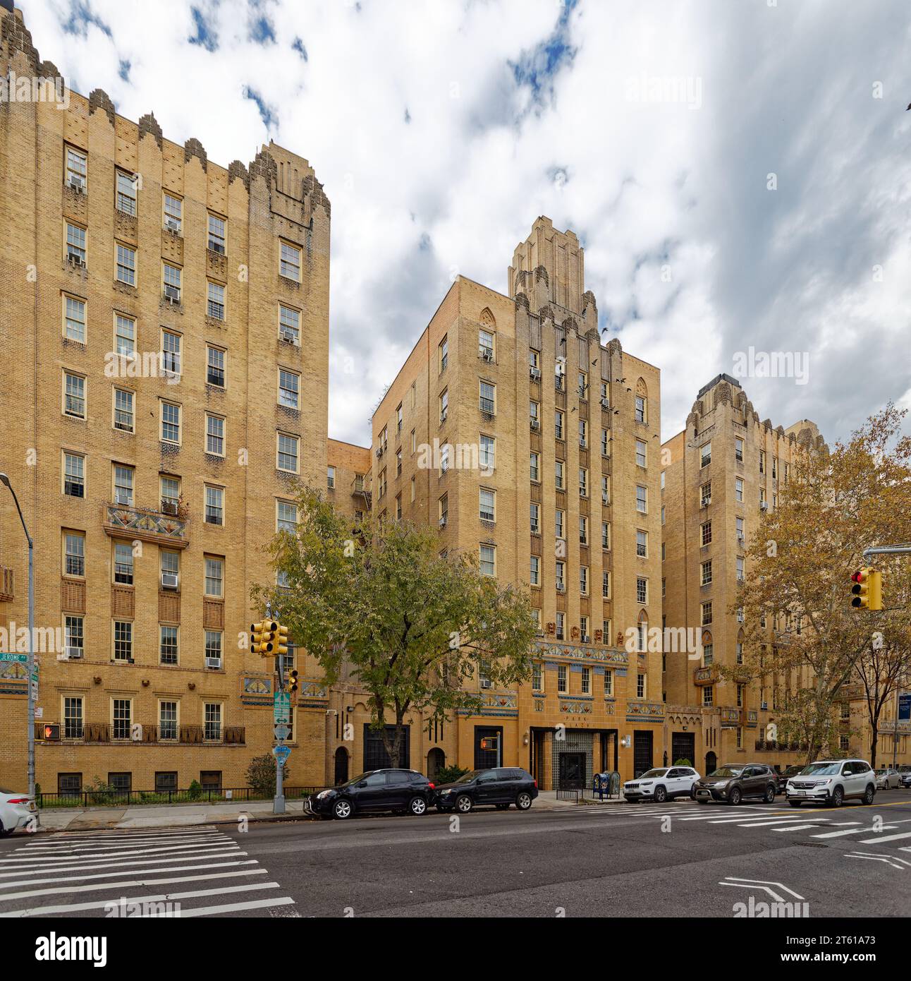 Horace Ginsberg et Marvin Fine ont conçu Park Plaza Apartments, un développement Art déco emblématique dans le Bronx, avec de somptueuses terres cuites polychromes. Banque D'Images